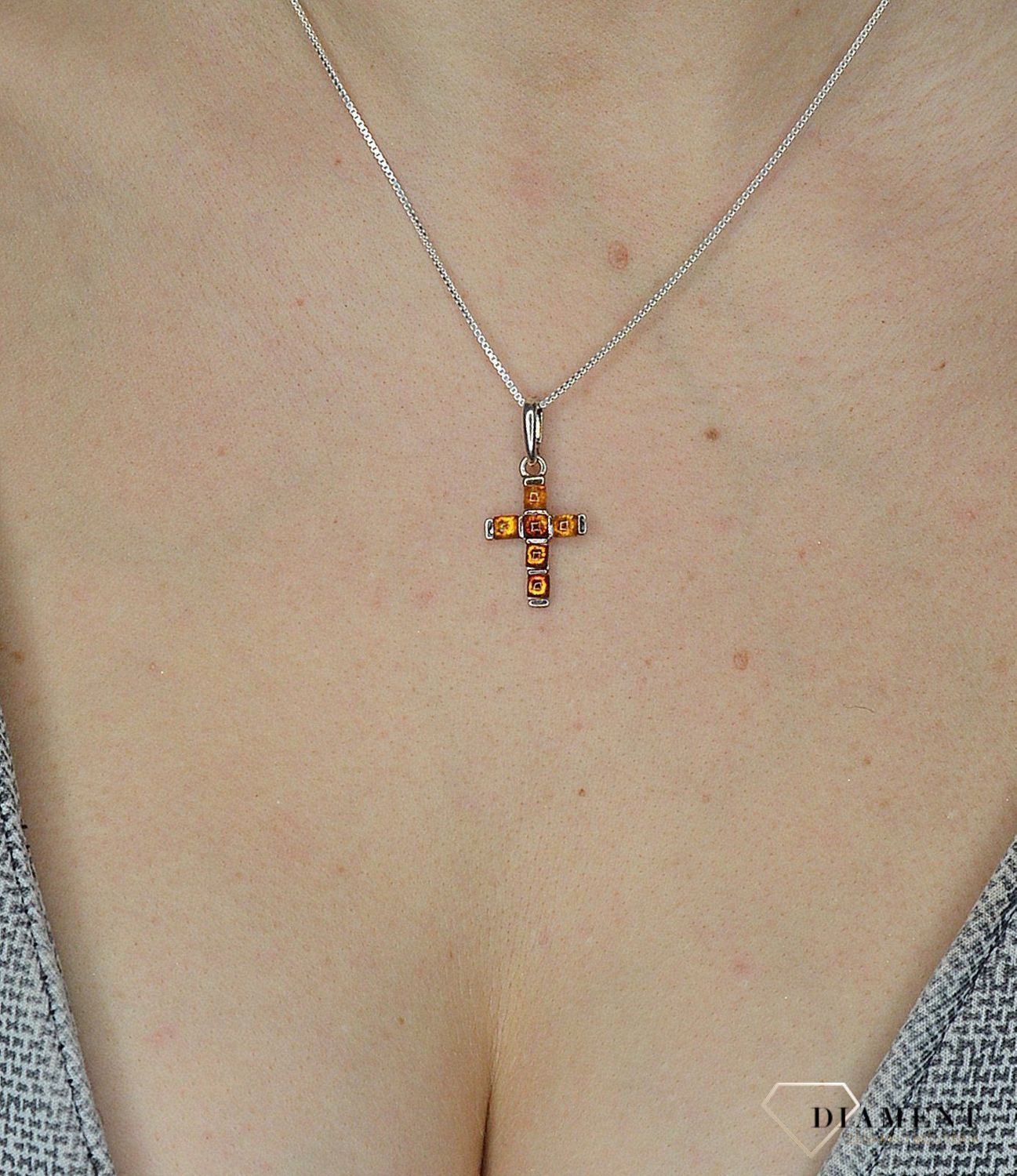 Zawieszka srebrna krzyżyk z bursztynem DIA-ZAW-2455.jpg