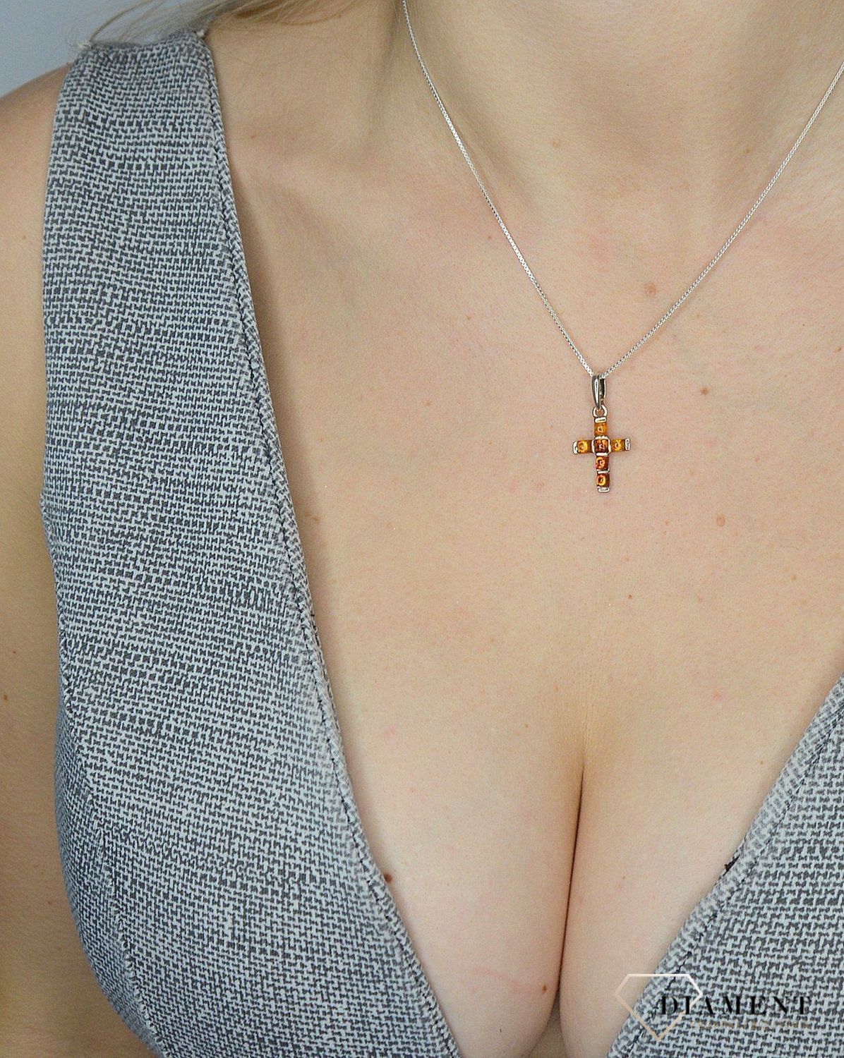 Zawieszka srebrna krzyżyk z bursztynem DIA-ZAW-2455.jpg