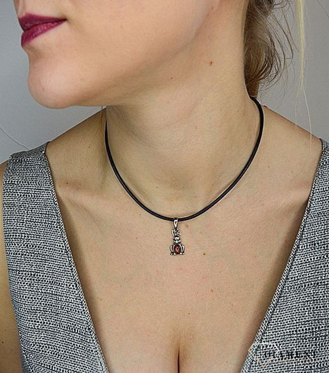 Zawieszka srebrna zając z dodatkiem bursztynu DIA-ZAW-2457.jpg