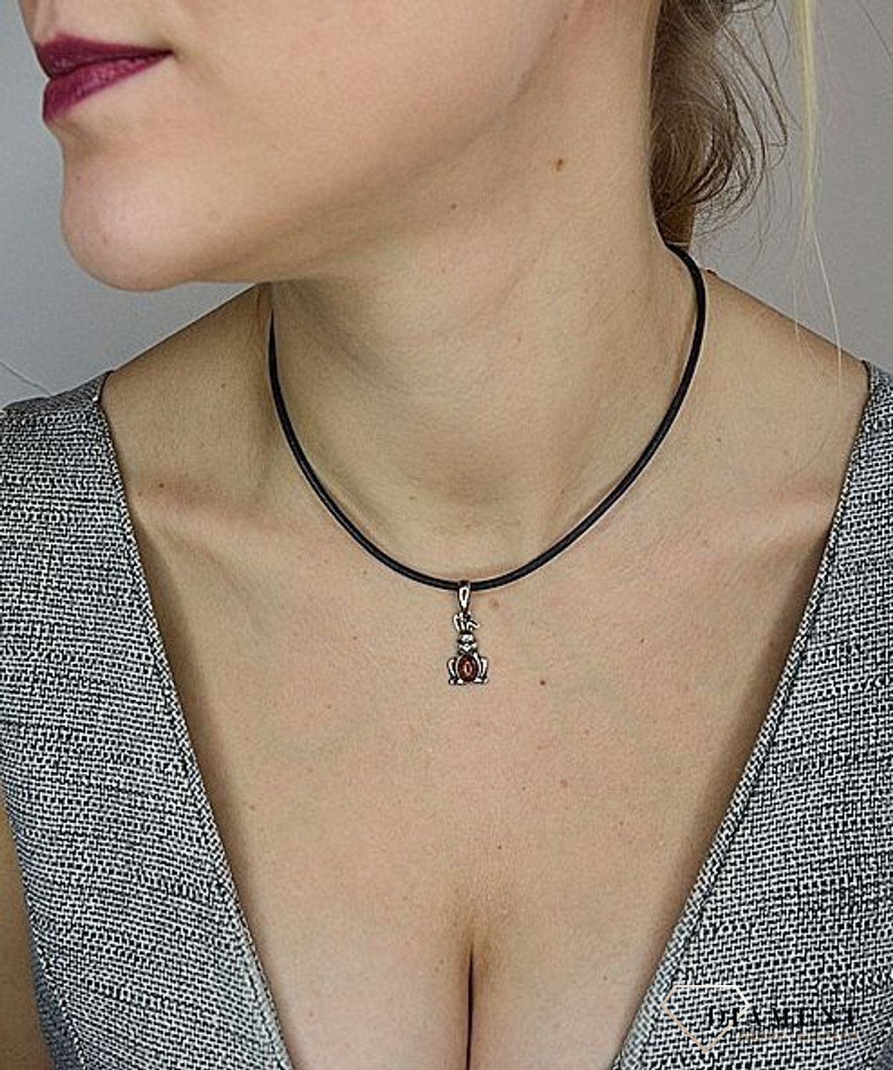 Zawieszka srebrna zając z dodatkiem bursztynu DIA-ZAW-2457.jpg