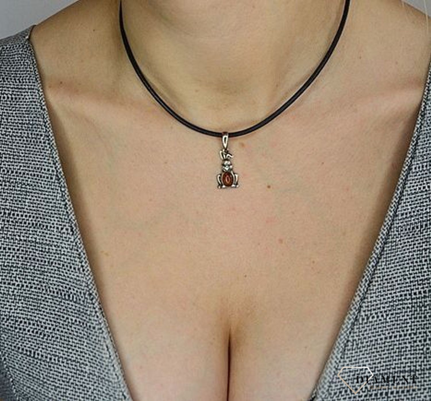 Zawieszka srebrna zając z dodatkiem bursztynu DIA-ZAW-2457.jpg