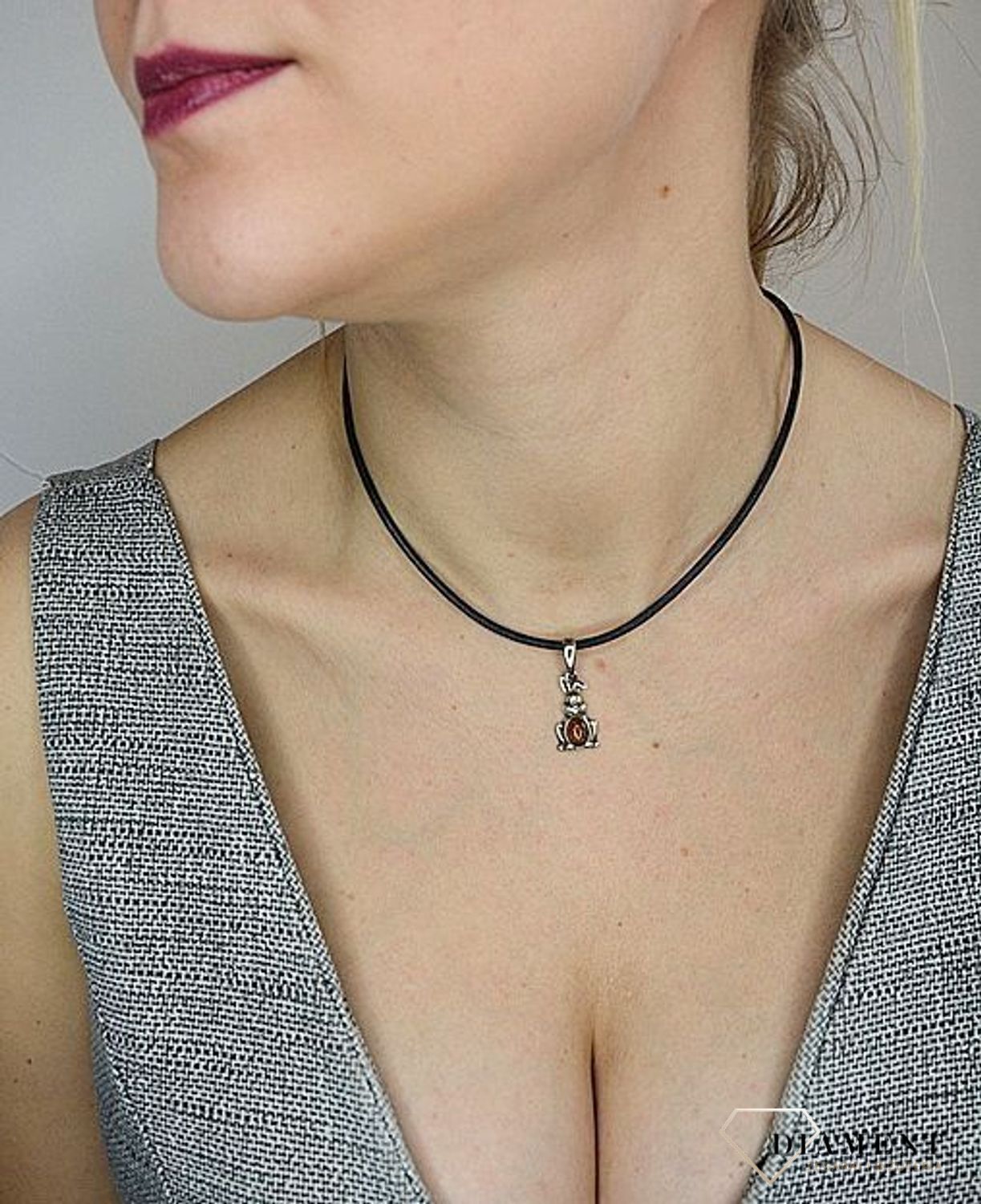 Zawieszka srebrna zając z dodatkiem bursztynu DIA-ZAW-2457.jpg