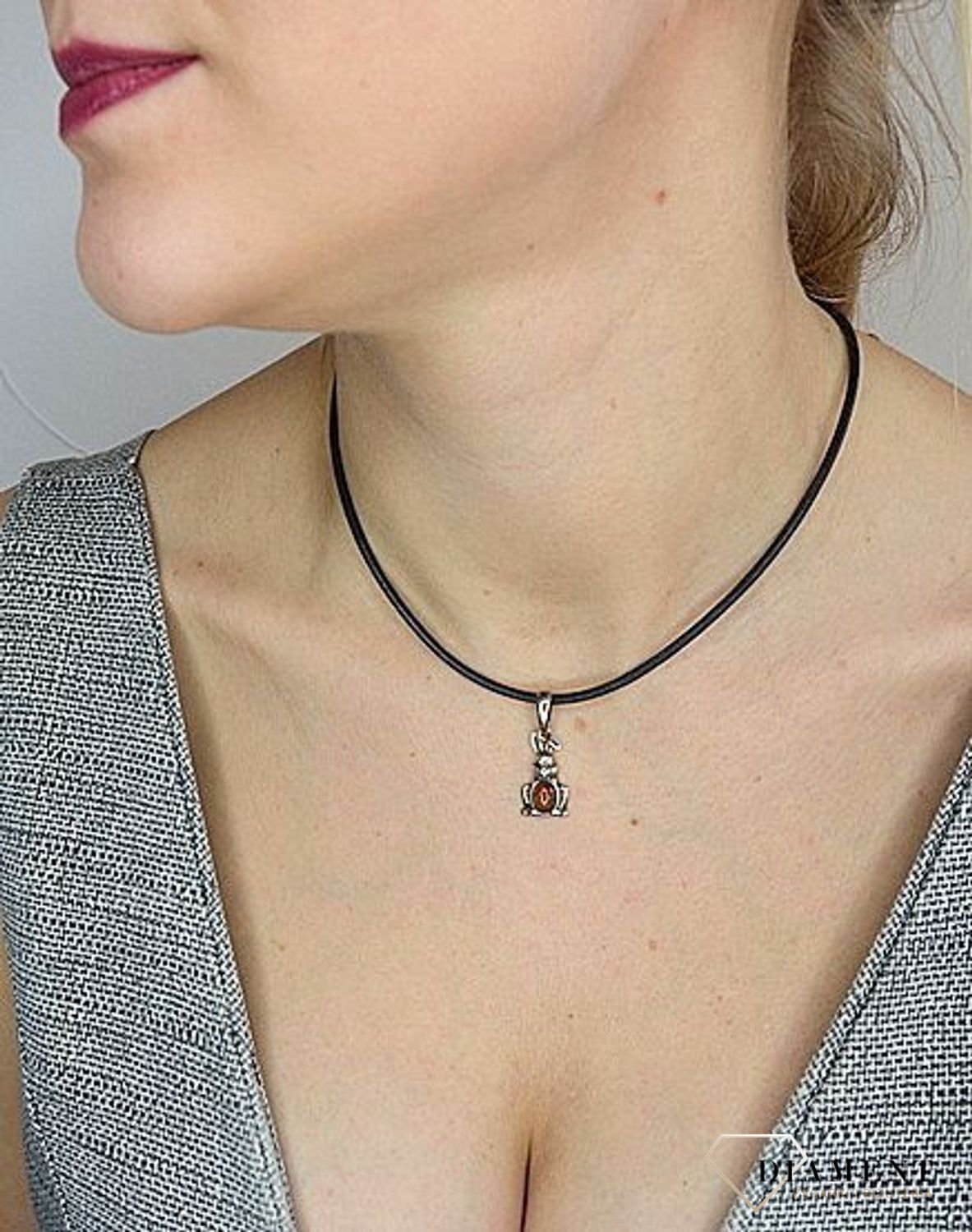 Zawieszka srebrna zając z dodatkiem bursztynu DIA-ZAW-2457.jpg