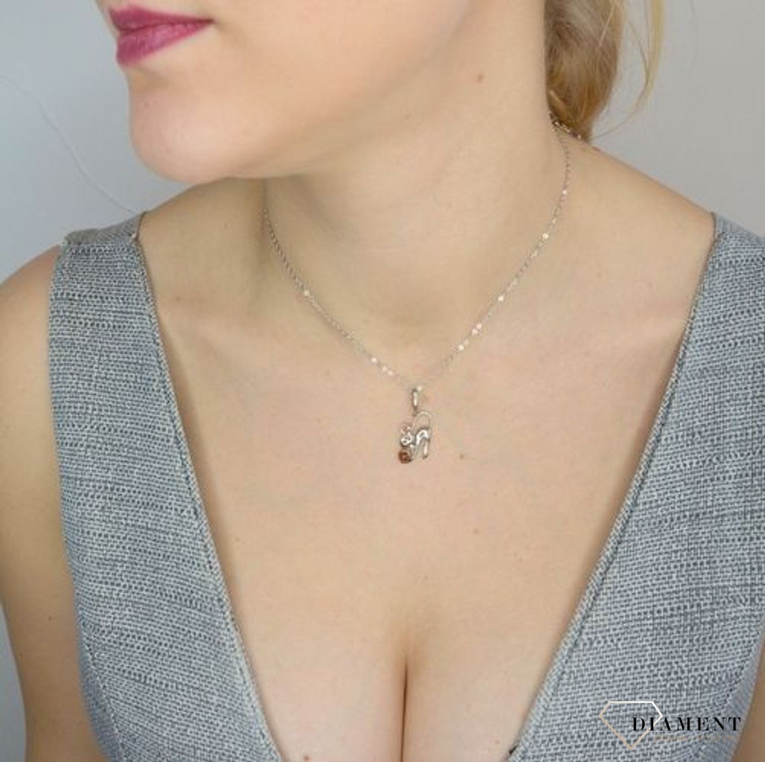 Zawieszka srebrna kot z bursztynową piłką DIA-ZAW-2460.jpg