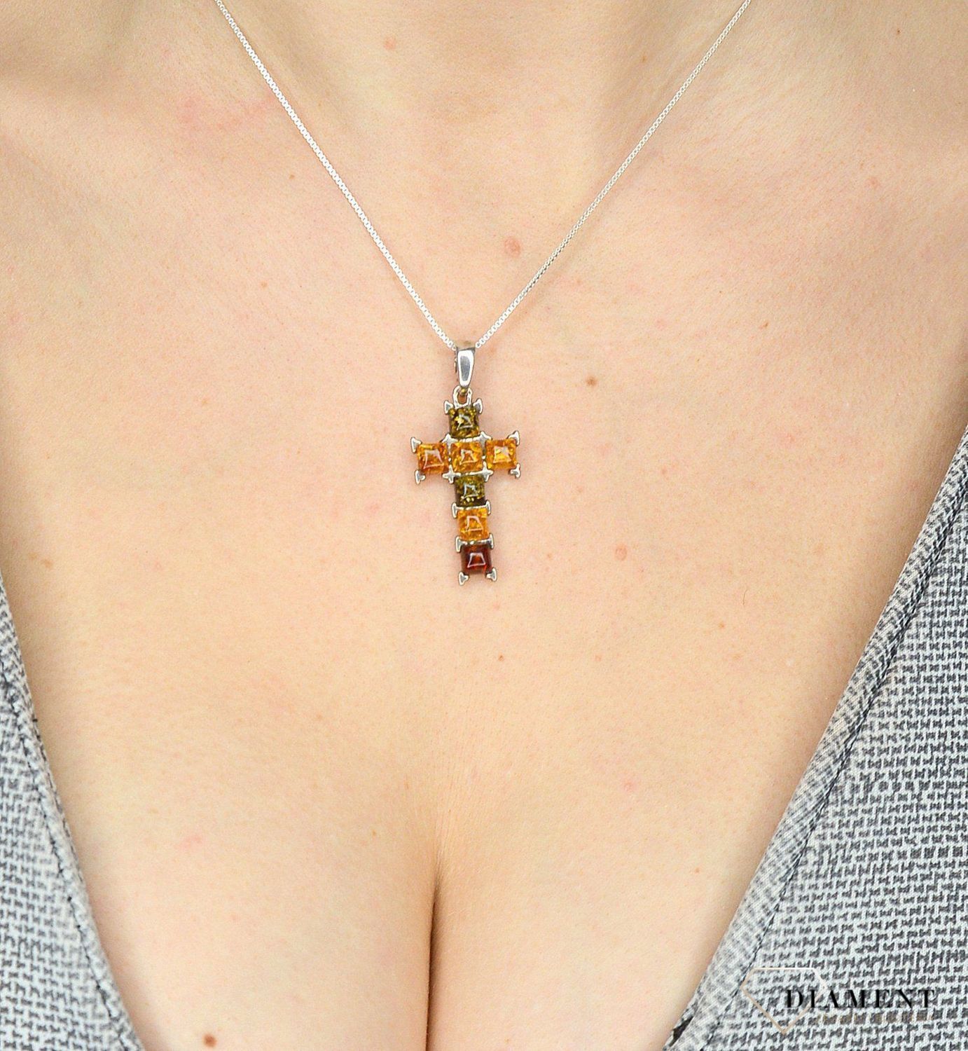 Zawieszka srebrna krzyżyk z bursztynem DIA-ZAW-2464 to propozycja od sklepu jubilerskiego Diament.jpg