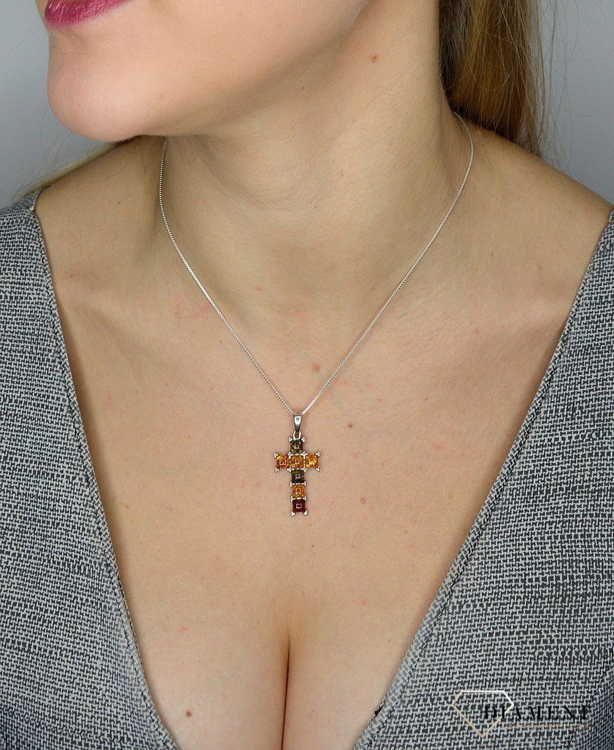 Zawieszka srebrna krzyżyk z bursztynem DIA-ZAW-2464 to propozycja od sklepu jubilerskiego Diament.jpg