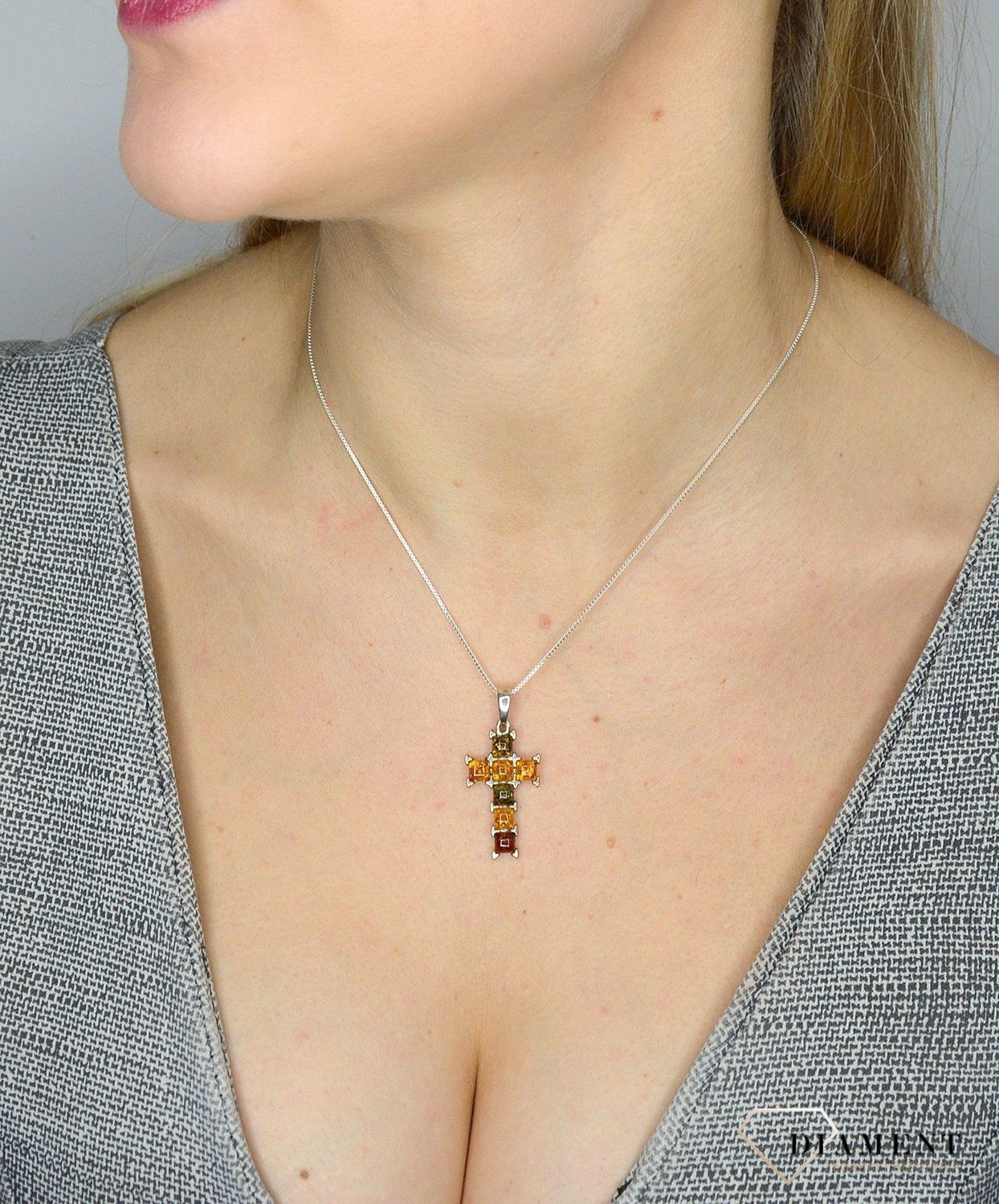 Zawieszka srebrna krzyżyk z bursztynem DIA-ZAW-2464 to propozycja od sklepu jubilerskiego Diament.jpg