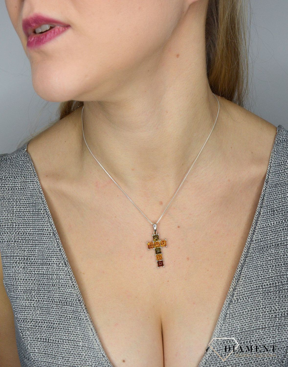 Zawieszka srebrna krzyżyk z bursztynem DIA-ZAW-2464 to propozycja od sklepu jubilerskiego Diament.jpg