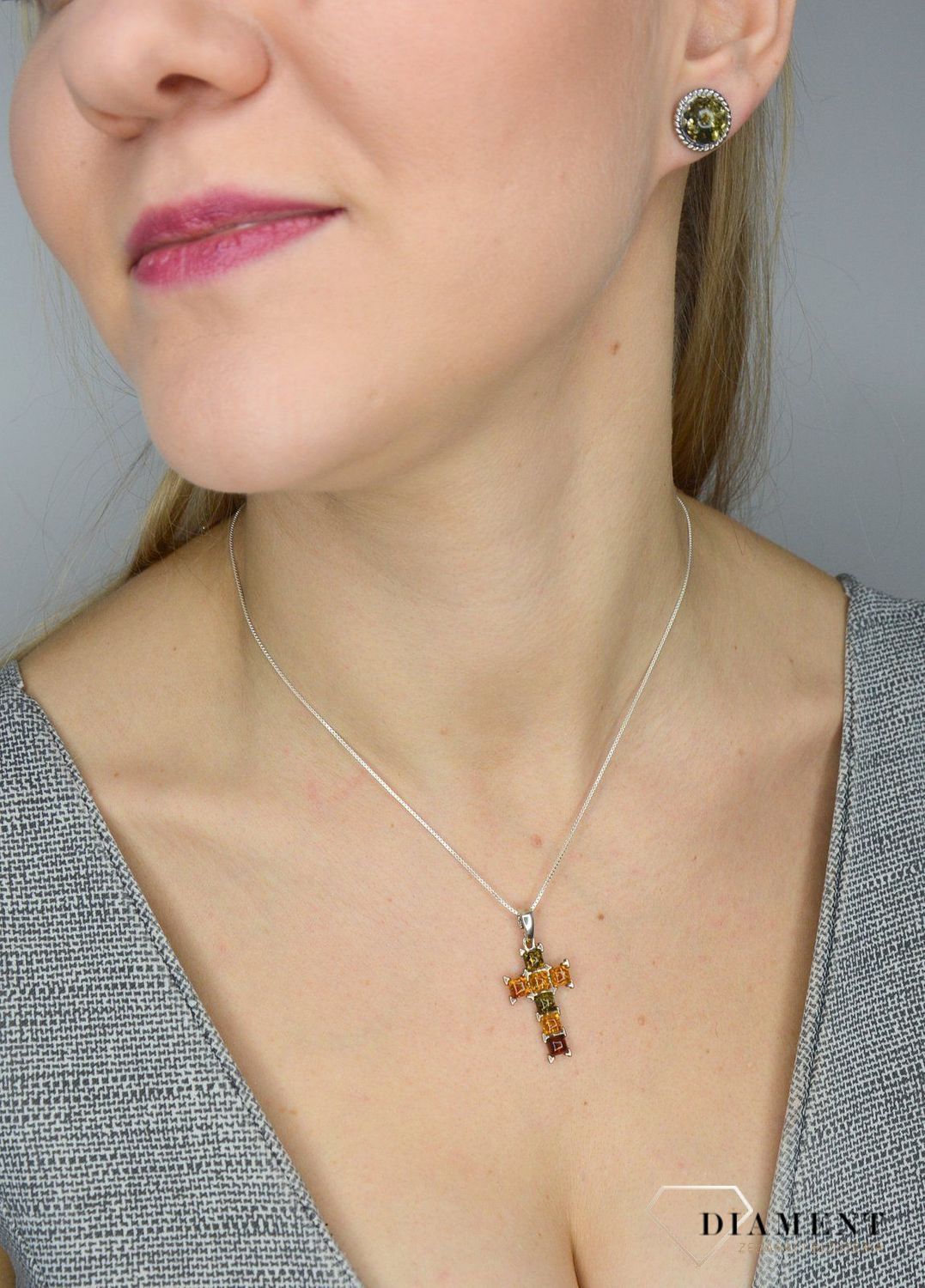 Zawieszka srebrna krzyżyk z bursztynem DIA-ZAW-2464 to propozycja od sklepu jubilerskiego Diament.jpg