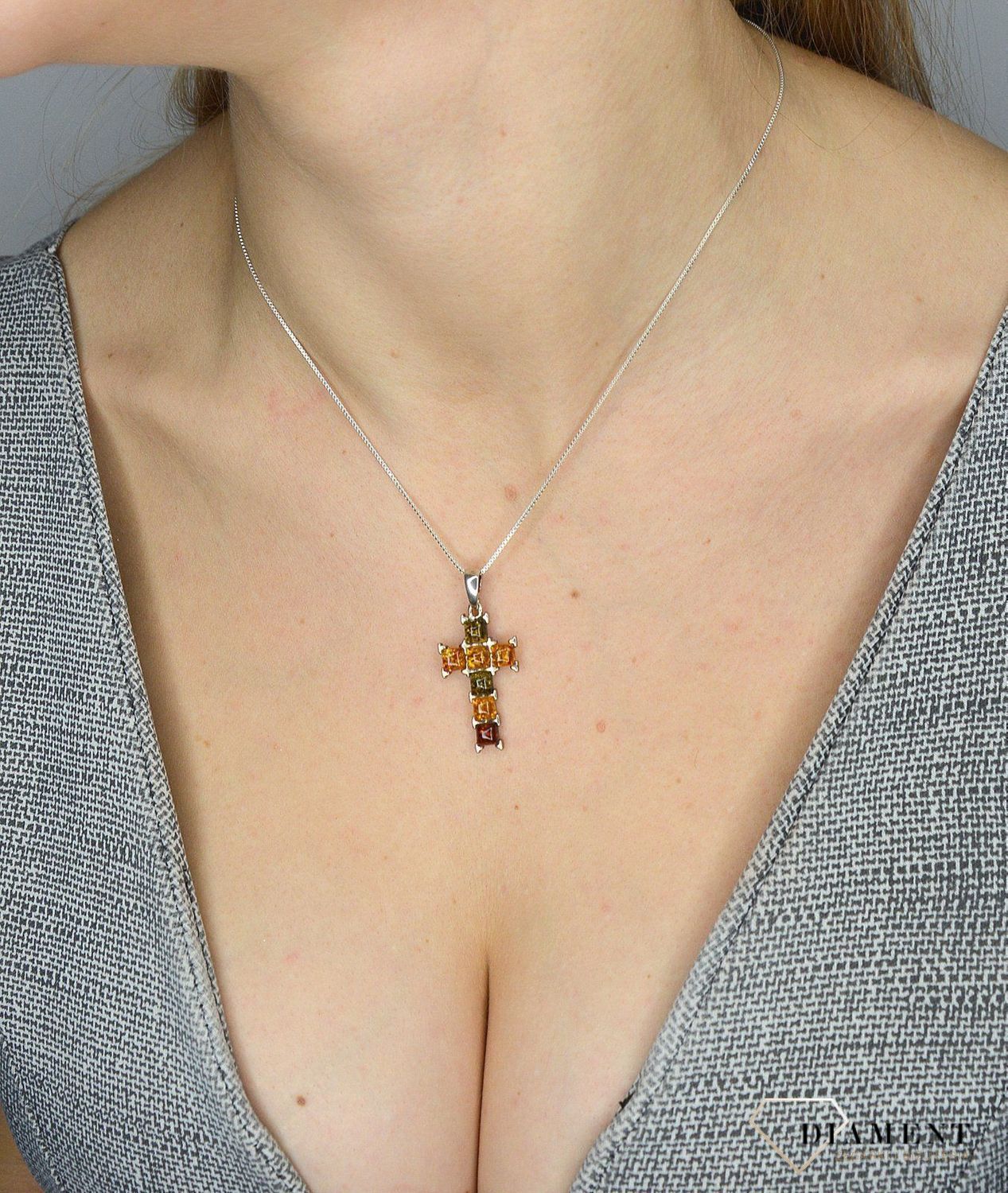 Zawieszka srebrna krzyżyk z bursztynem DIA-ZAW-2464 to propozycja od sklepu jubilerskiego Diament.jpg