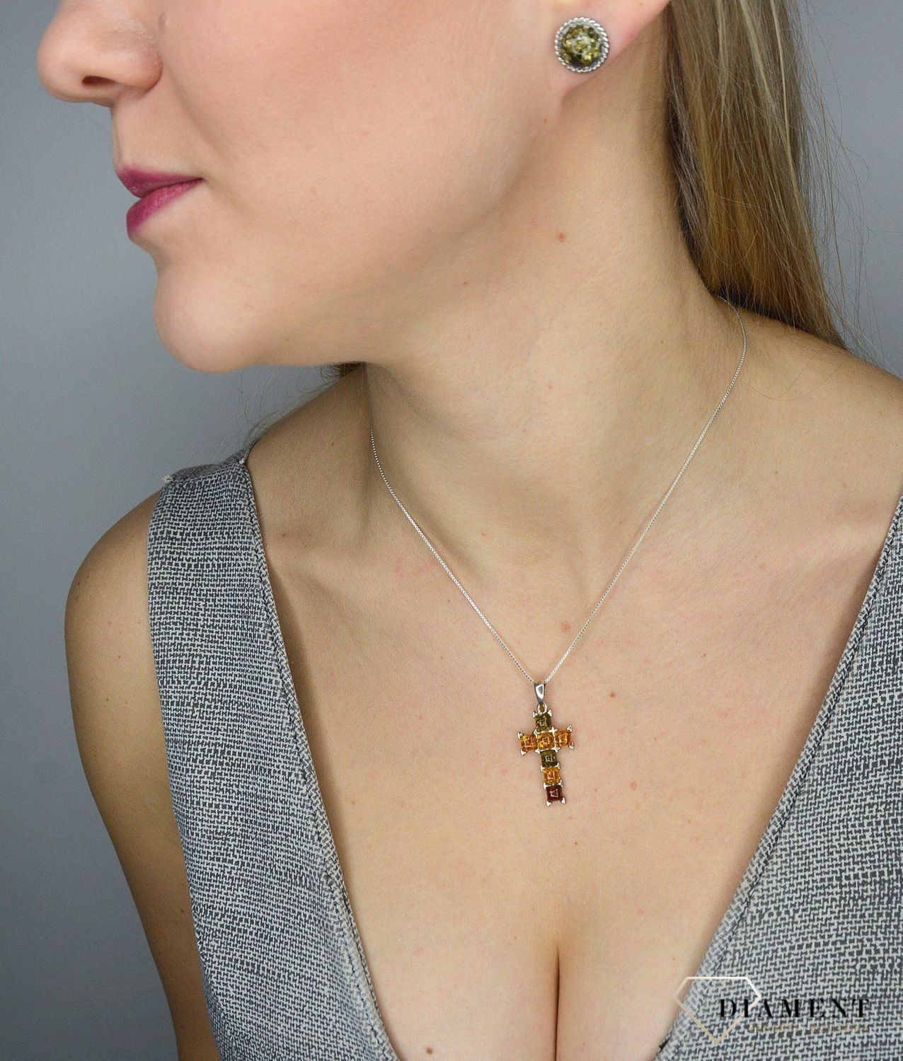Zawieszka srebrna krzyżyk z bursztynem DIA-ZAW-2464 to propozycja od sklepu jubilerskiego Diament.jpg