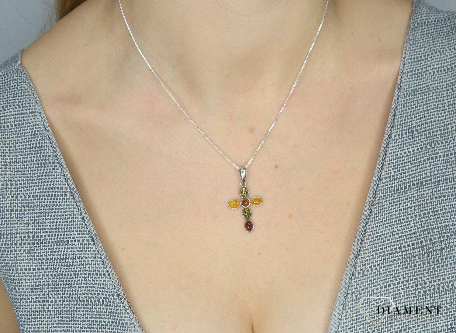 Zawieszka srebrna krzyż z dodatkiem bursztynu DIA-ZAW-2465.jpg