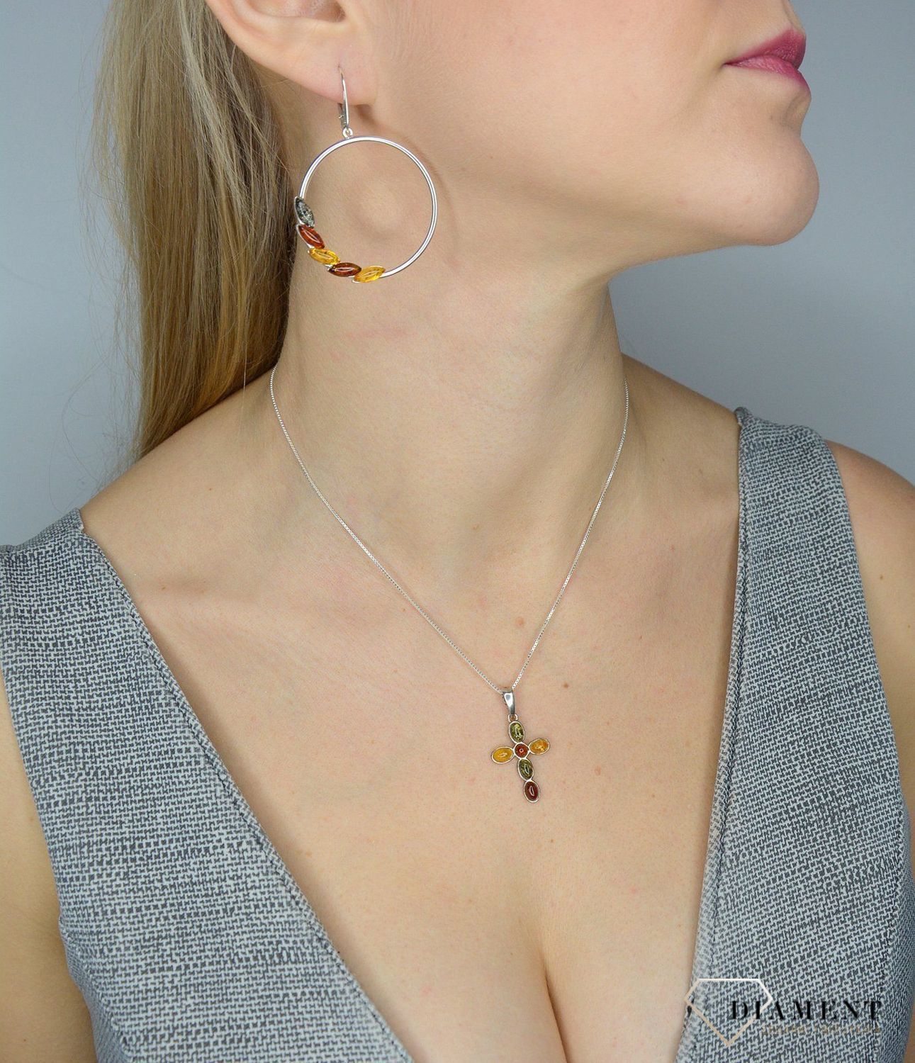 Zawieszka srebrna krzyż z dodatkiem bursztynu DIA-ZAW-2465.jpg