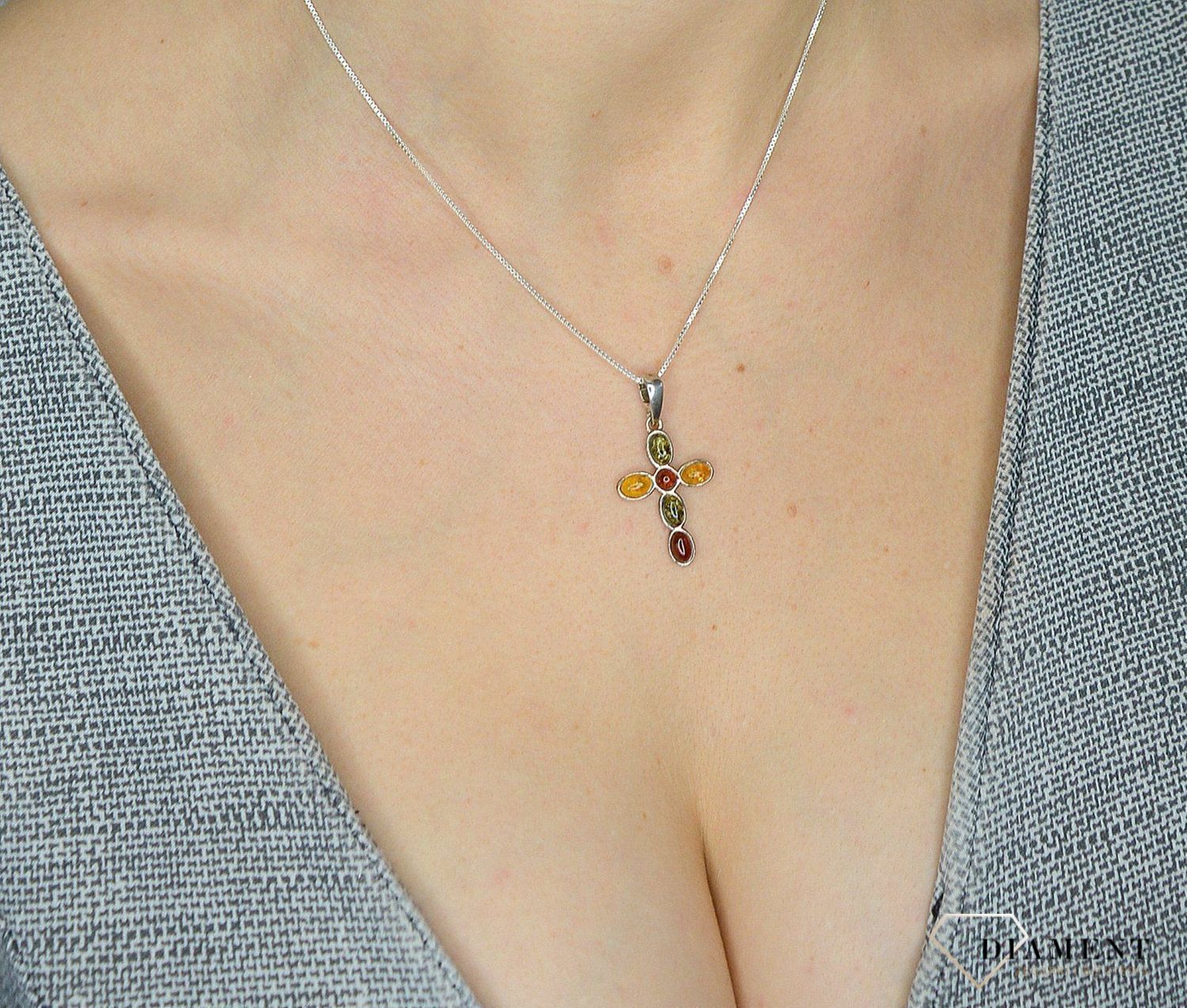 Zawieszka srebrna krzyż z dodatkiem bursztynu DIA-ZAW-2465.jpg