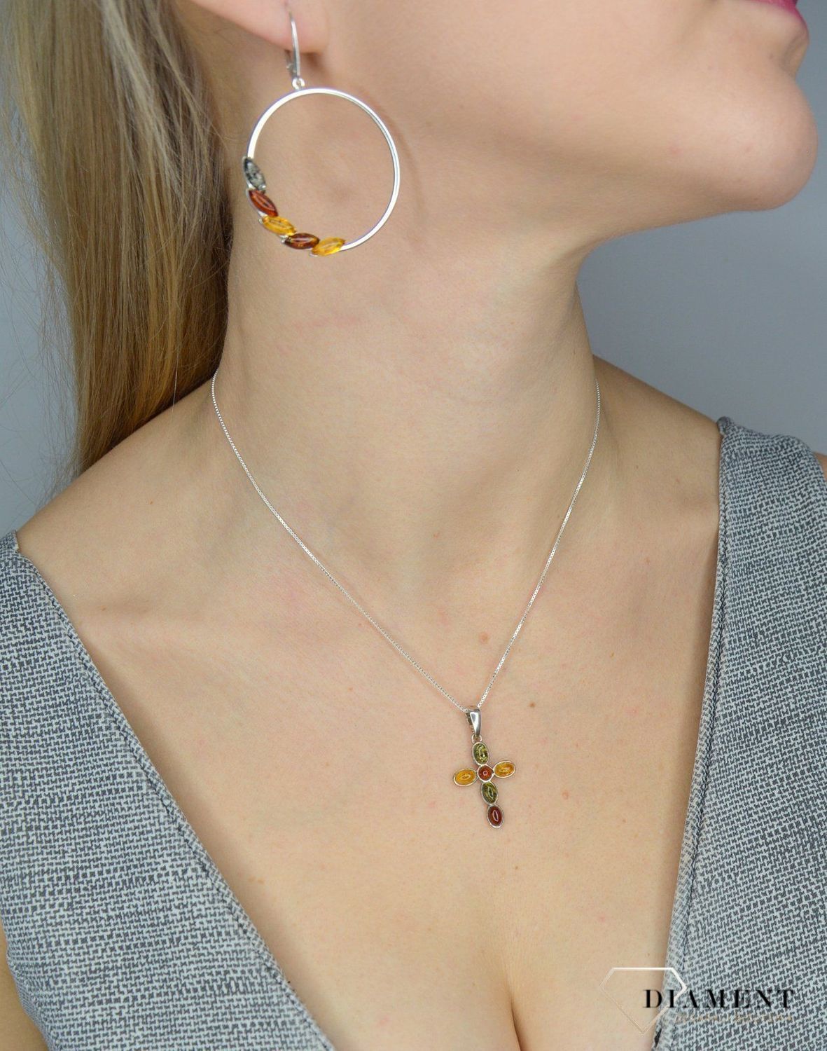 Zawieszka srebrna krzyż z dodatkiem bursztynu DIA-ZAW-2465.jpg