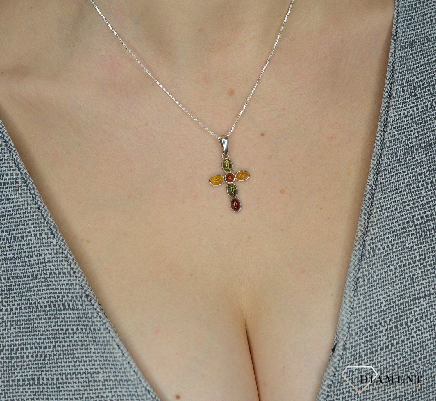 Zawieszka srebrna krzyż z dodatkiem bursztynu DIA-ZAW-2465.jpg