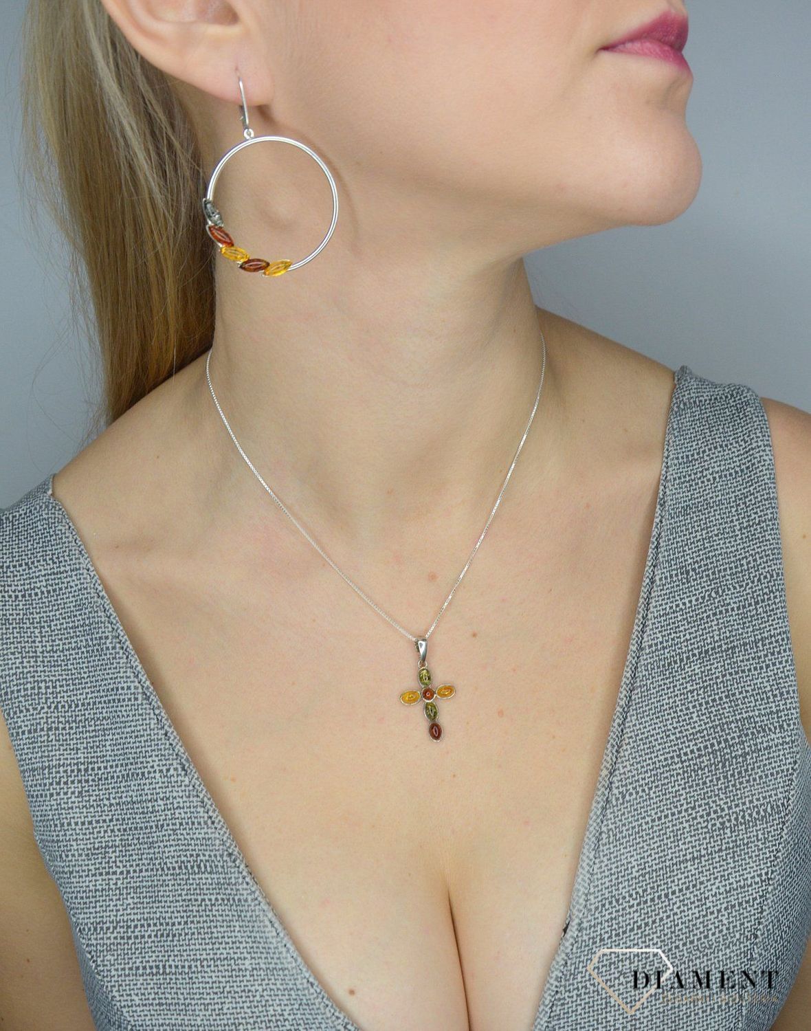 Zawieszka srebrna krzyż z dodatkiem bursztynu DIA-ZAW-2465.jpg