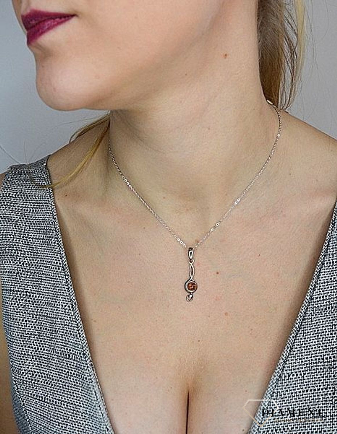 Zawieszka srebrna nutka z dodatkiem bursztynu.jpg