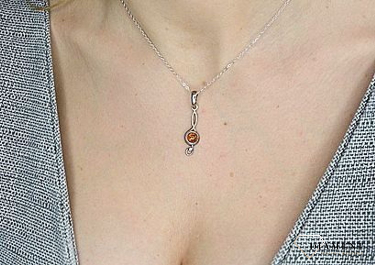 Zawieszka srebrna nutka z dodatkiem bursztynu.jpg