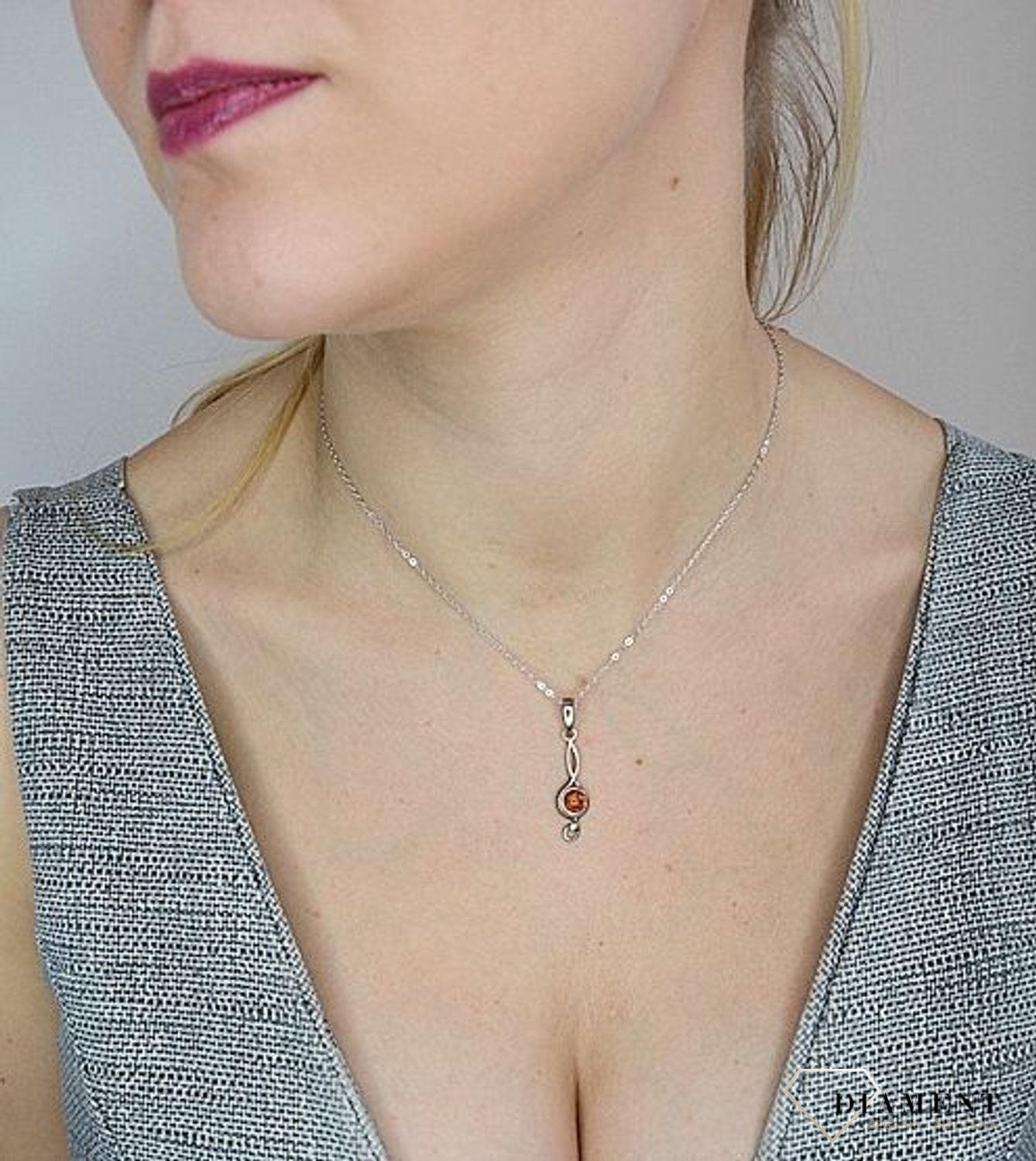 Zawieszka srebrna nutka z dodatkiem bursztynu.jpg