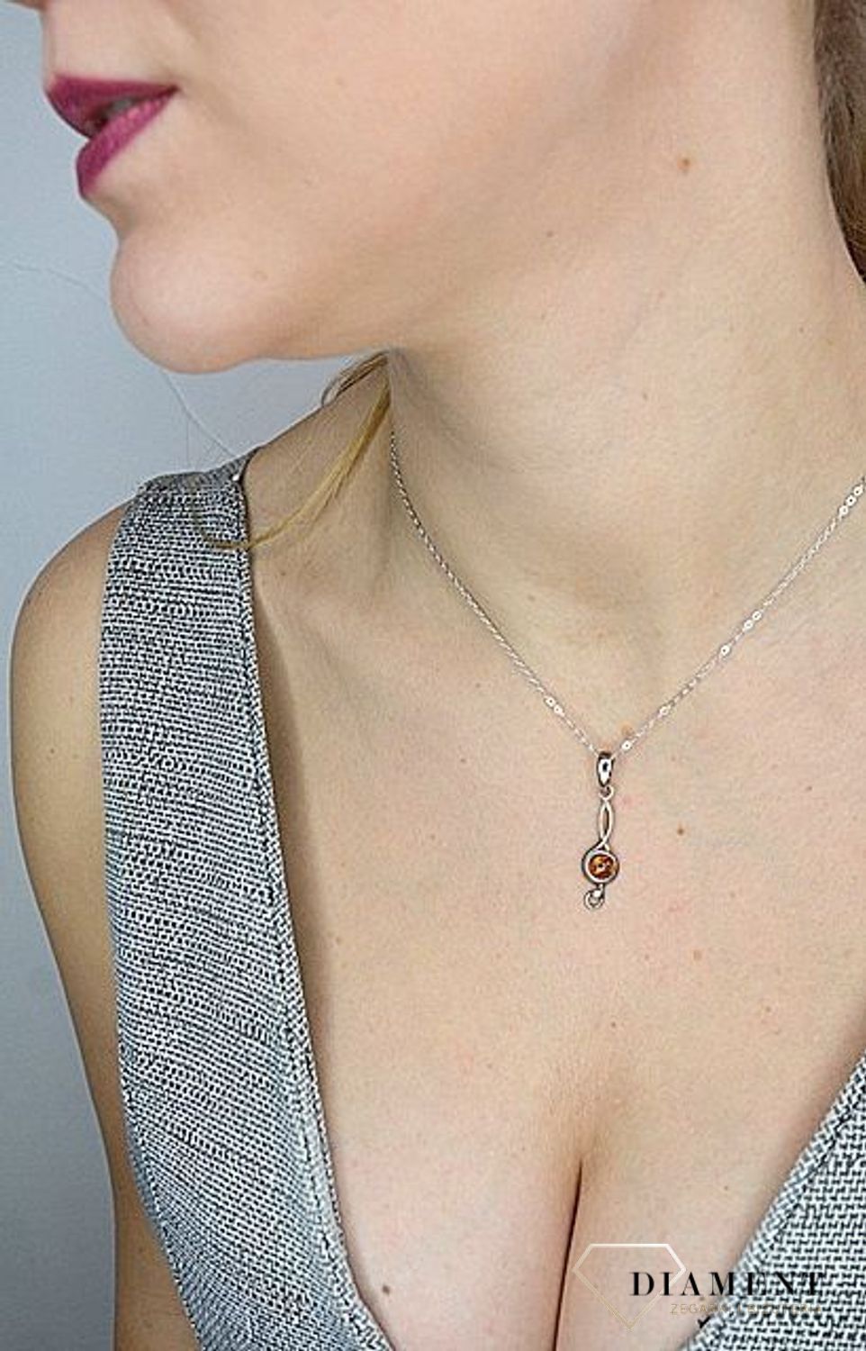 Zawieszka srebrna nutka z dodatkiem bursztynu.jpg