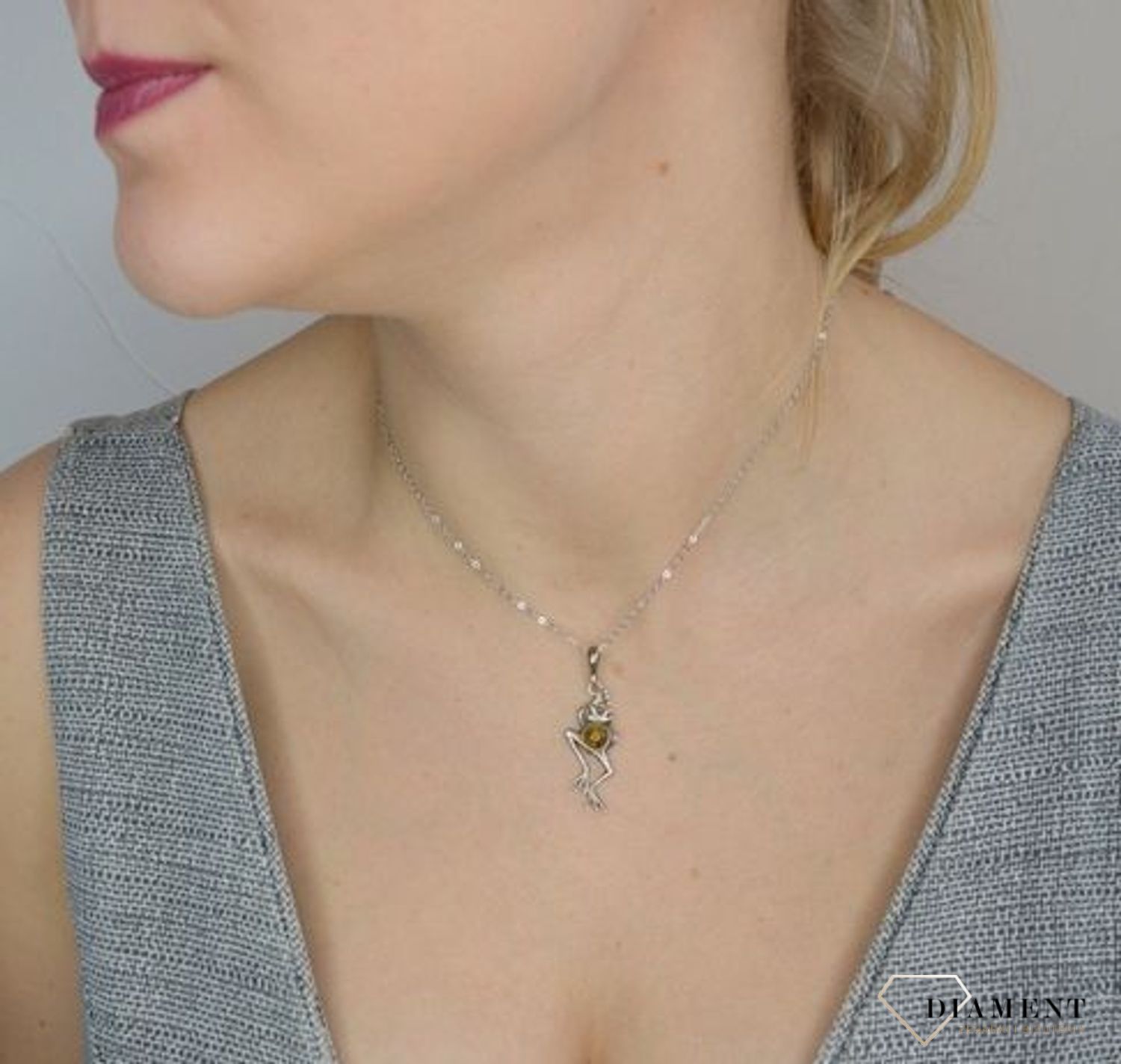 Zawieszka srebrna żaba z ruchomymi nóżkami z dodatkiem bursztynu DIA-ZAW-2466.jpg