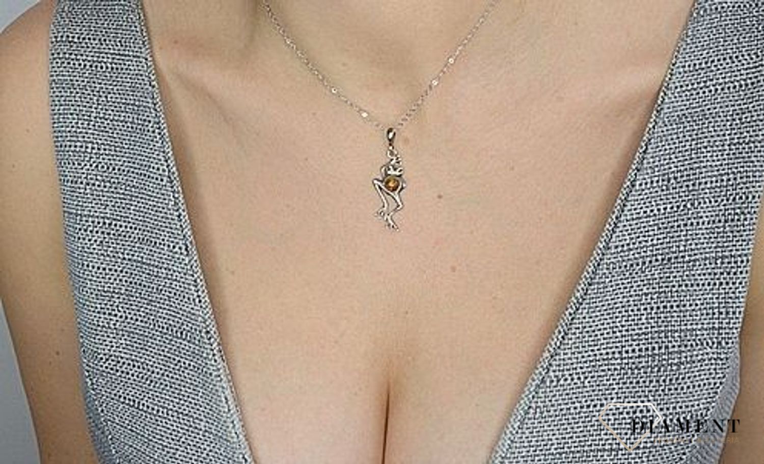 Zawieszka srebrna żaba z ruchomymi nóżkami z dodatkiem bursztynu DIA-ZAW-2466.jpg