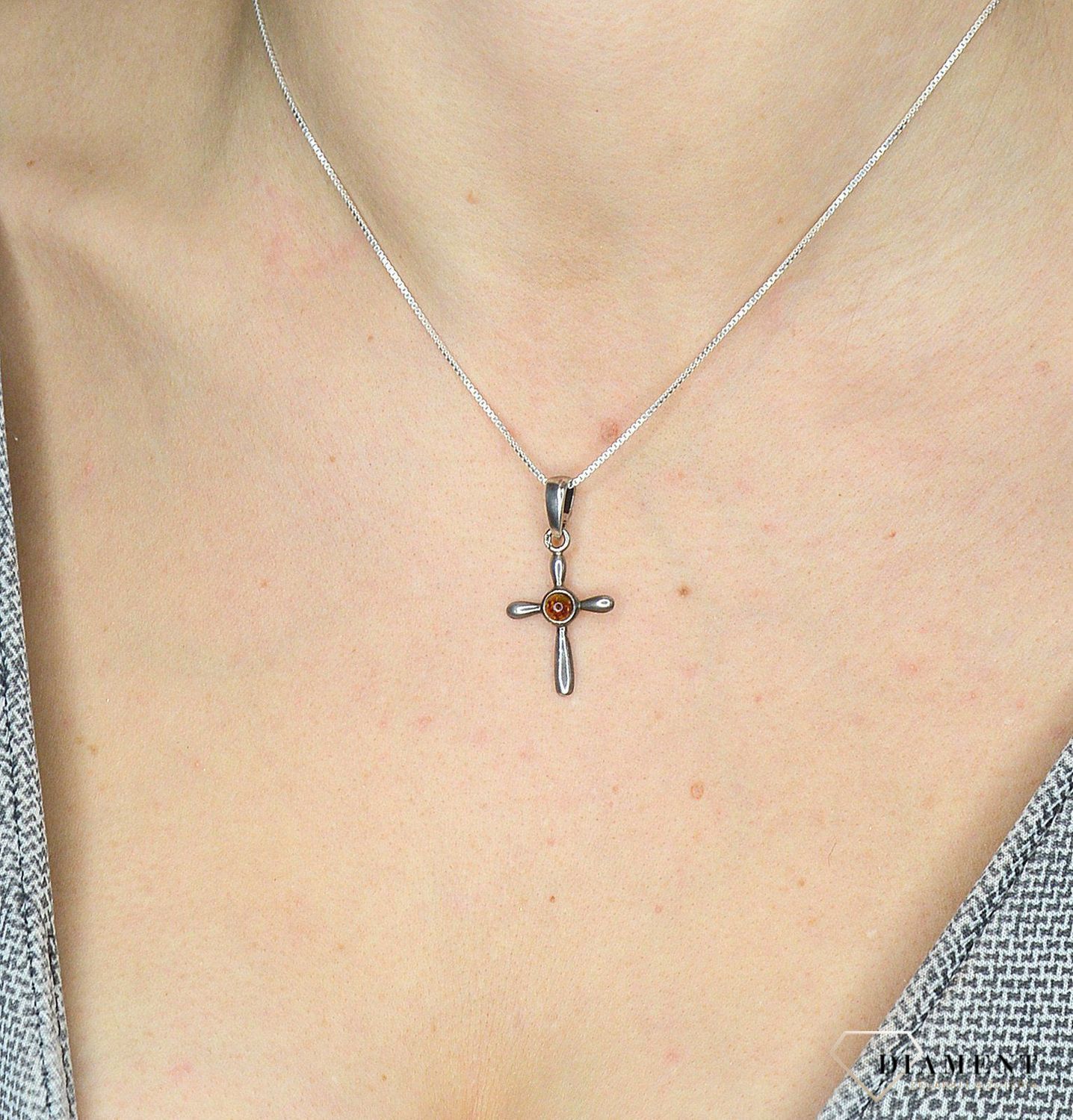 Zawieszka srebrna krzyżyk z bursztynem DIA-ZAW-2469 to propozycja od sklepu jubilerskiego Diament..jpg