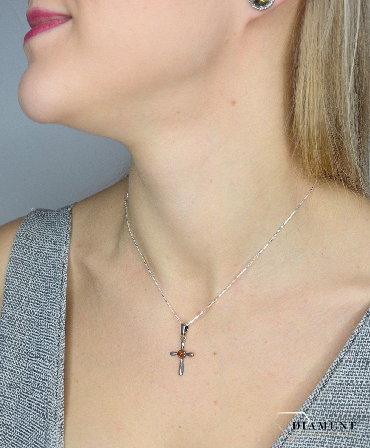 Zawieszka srebrna krzyżyk z bursztynem DIA-ZAW-2469 to propozycja od sklepu jubilerskiego Diament..jpg