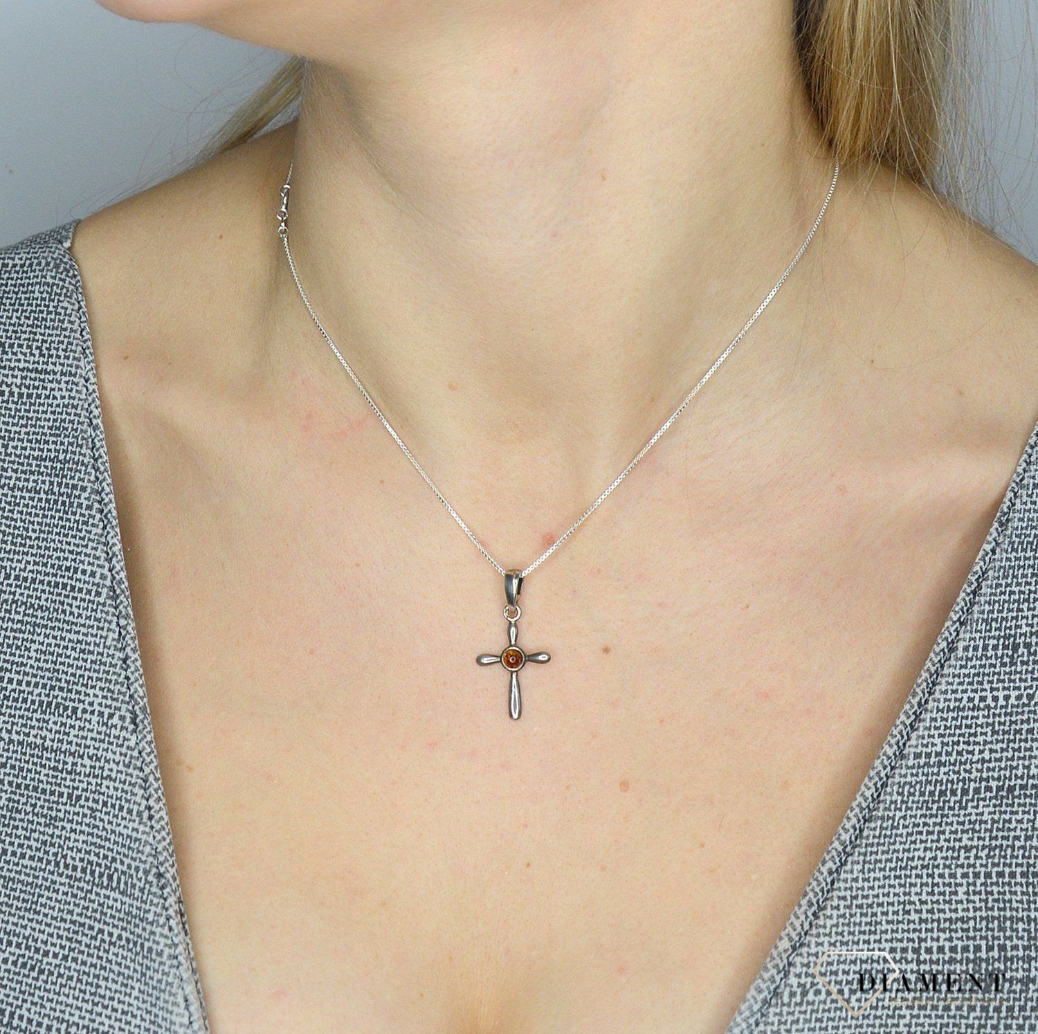 Zawieszka srebrna krzyżyk z bursztynem DIA-ZAW-2469 to propozycja od sklepu jubilerskiego Diament..jpg