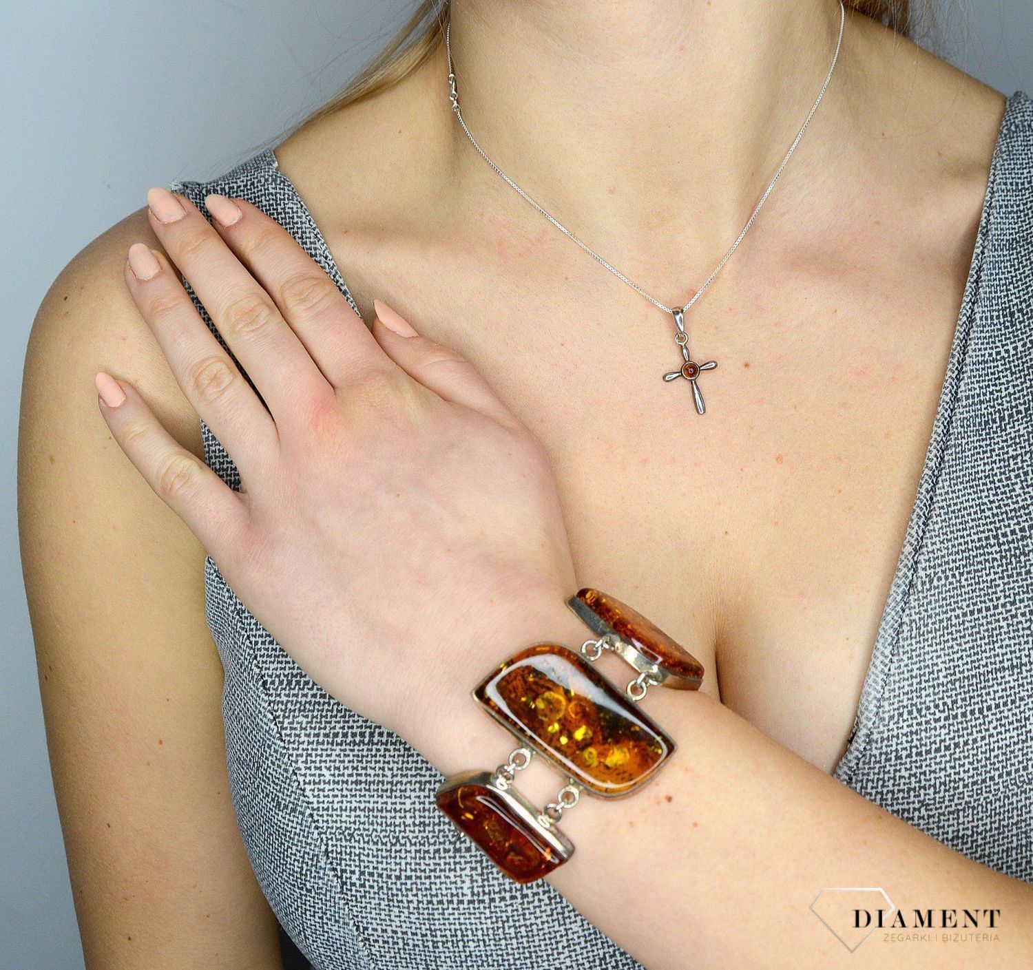 Zawieszka srebrna krzyżyk z bursztynem DIA-ZAW-2469 to propozycja od sklepu jubilerskiego Diament..jpg