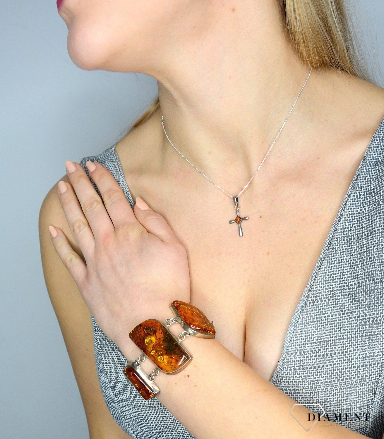 Zawieszka srebrna krzyżyk z bursztynem DIA-ZAW-2469 to propozycja od sklepu jubilerskiego Diament..jpg