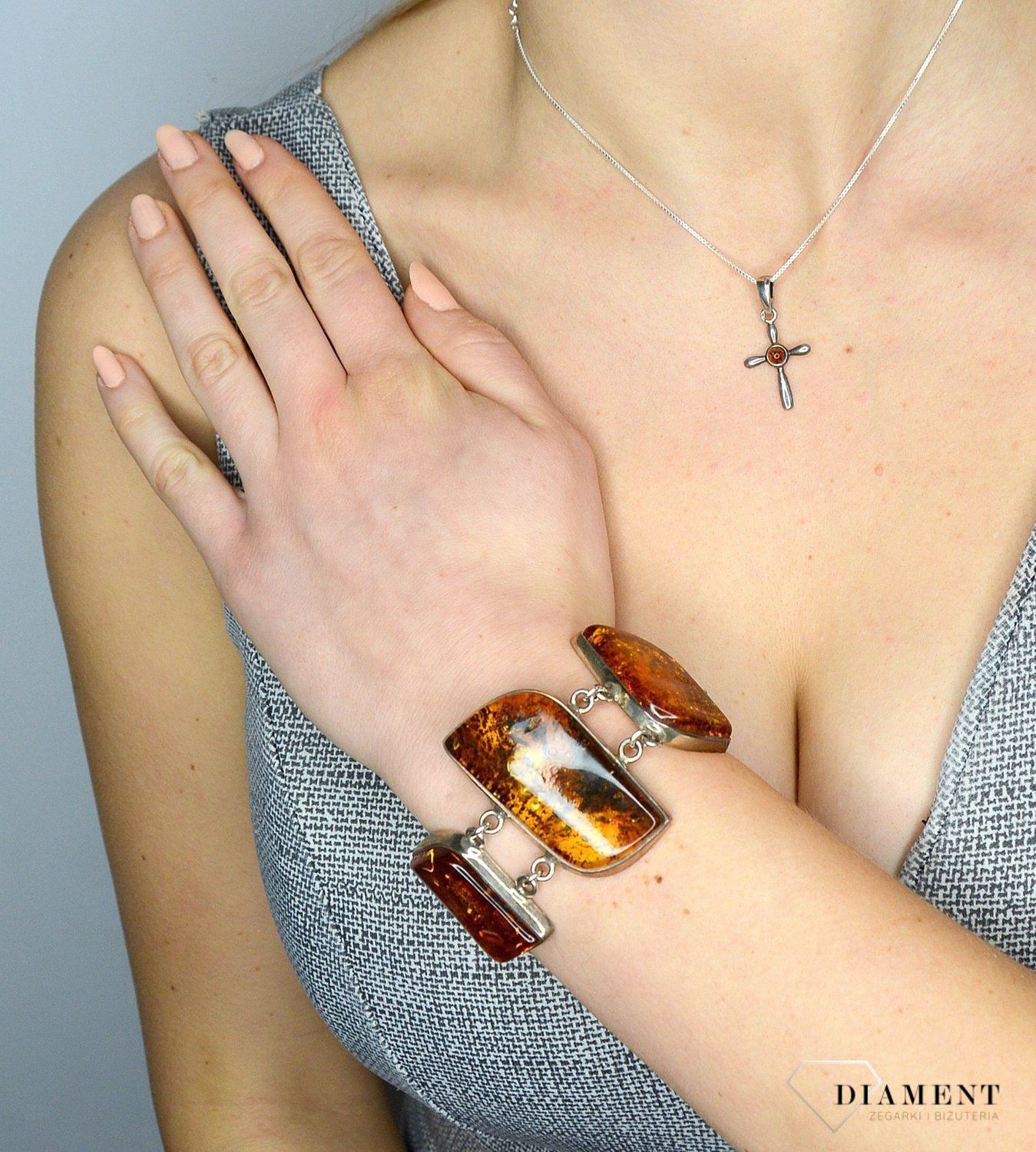 Zawieszka srebrna krzyżyk z bursztynem DIA-ZAW-2469 to propozycja od sklepu jubilerskiego Diament..jpg
