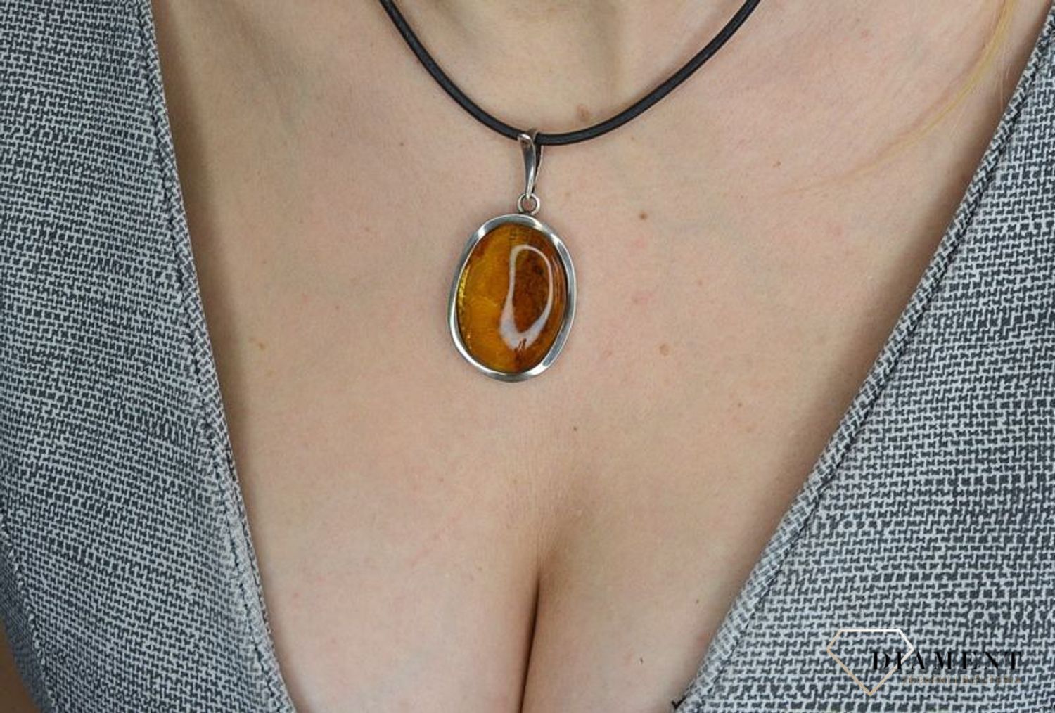 Zawieszka srebrna z bursztynem DIA-ZAW-2491.jpg