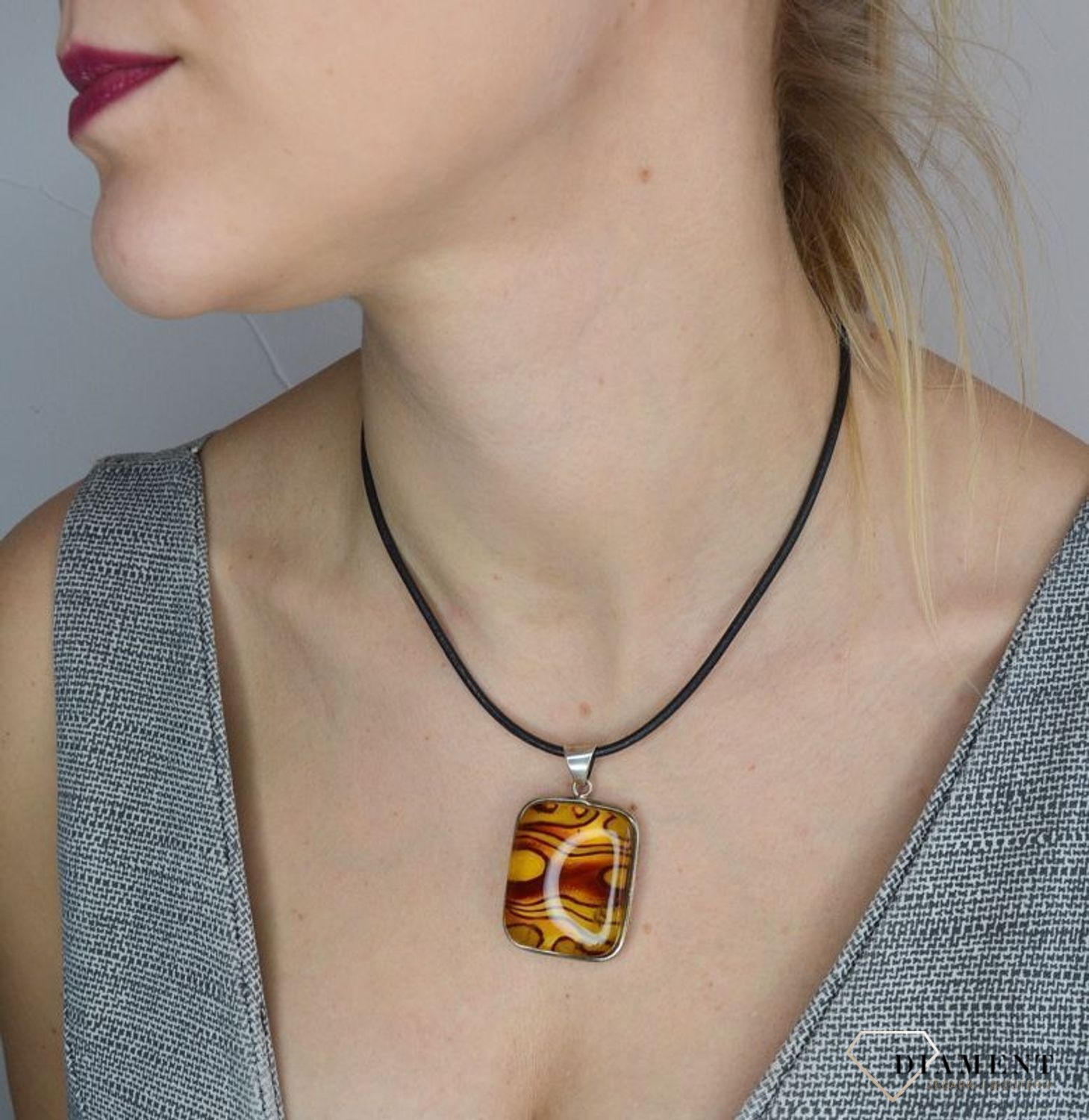 Zawieszka srebrna z bursztynem w prostokątnym kształcie DIA-ZAW-2492.jpg