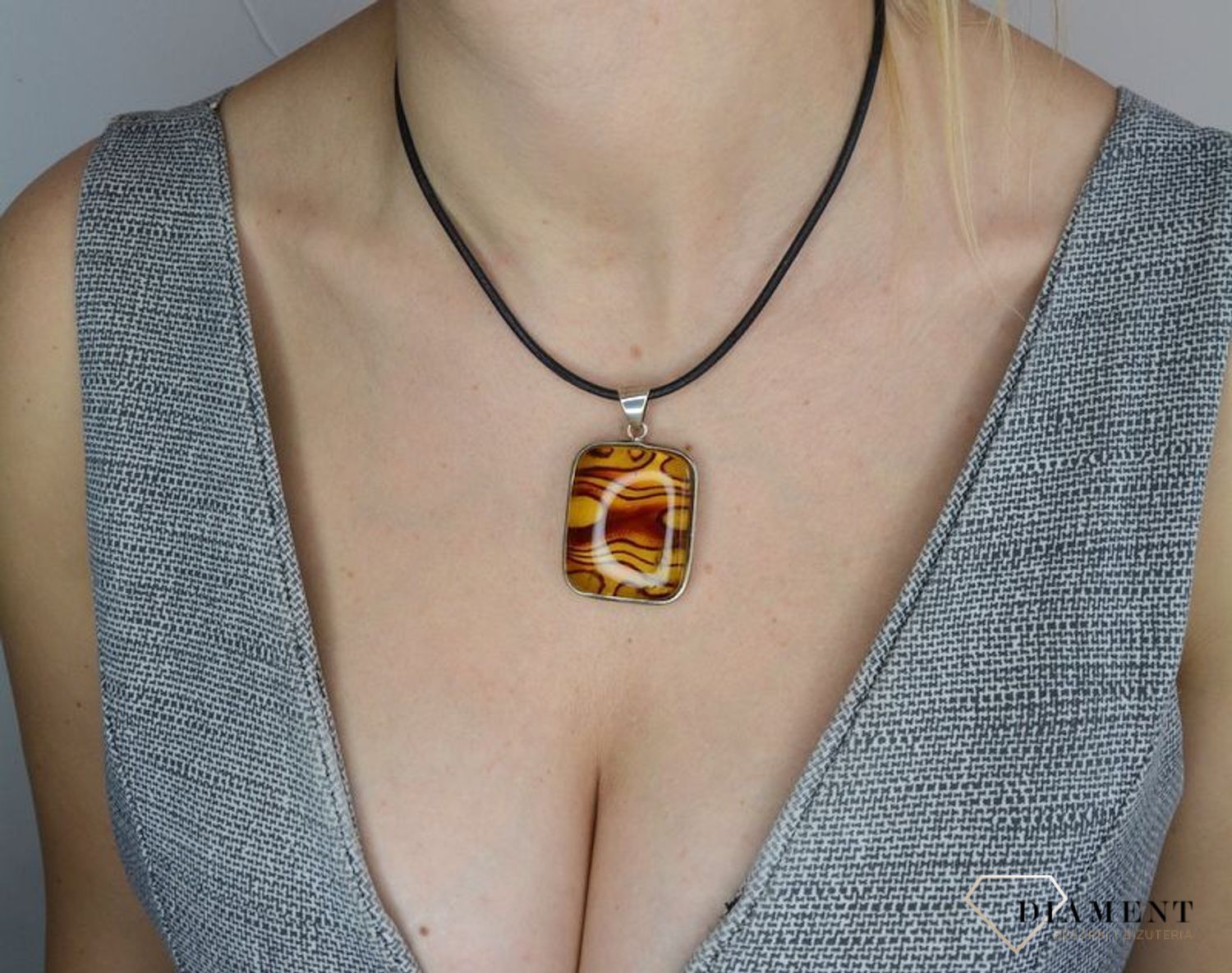 Zawieszka srebrna z bursztynem w prostokątnym kształcie DIA-ZAW-2492.jpg