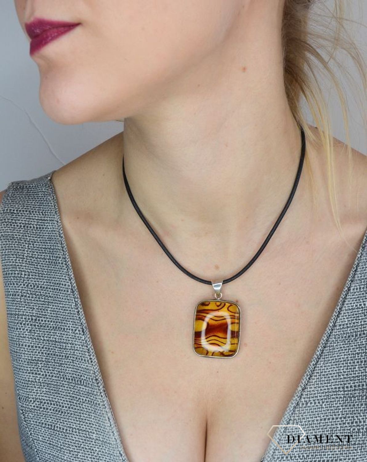 Zawieszka srebrna z bursztynem w prostokątnym kształcie DIA-ZAW-2492.jpg