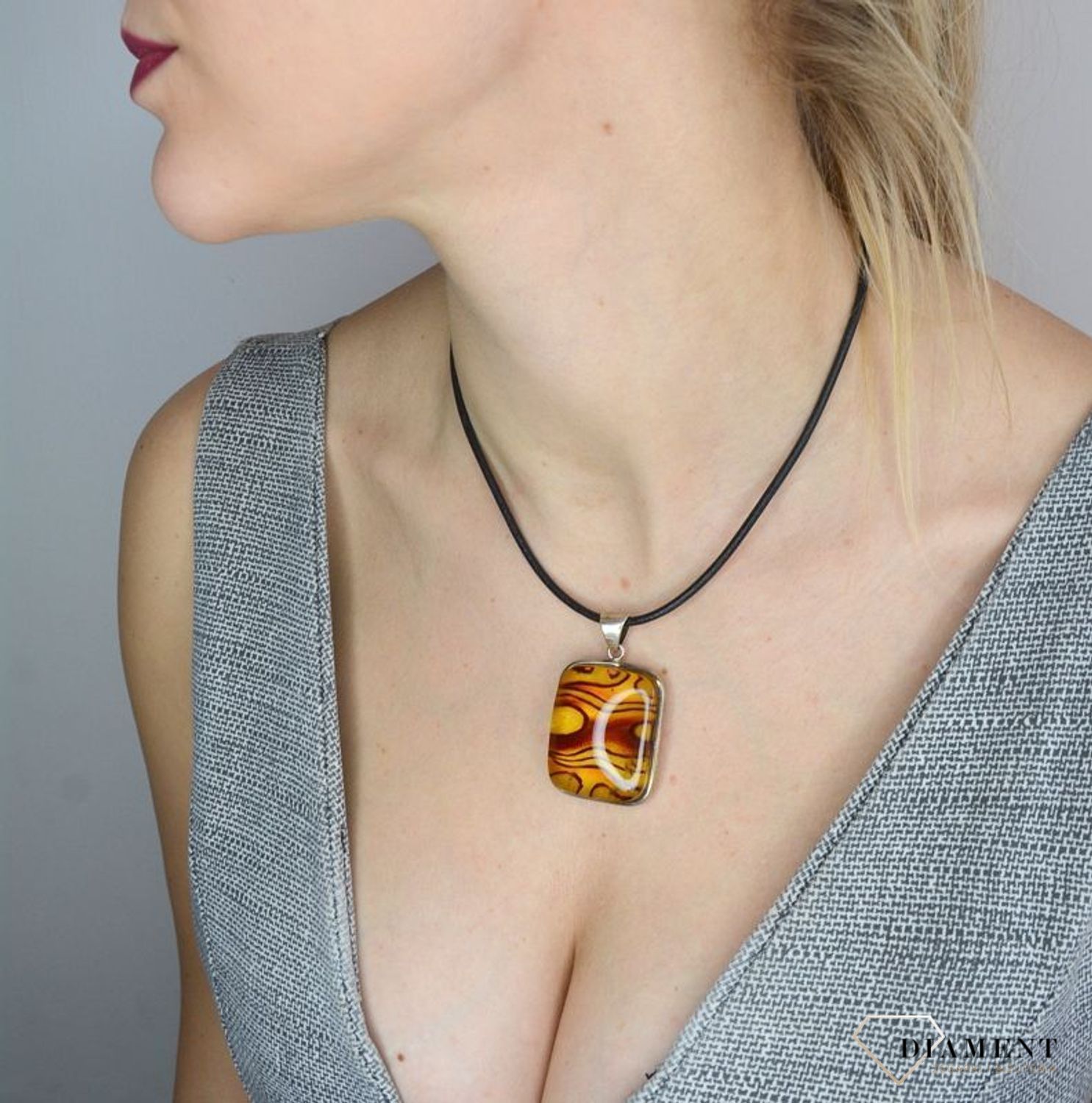 Zawieszka srebrna z bursztynem w prostokątnym kształcie DIA-ZAW-2492.jpg