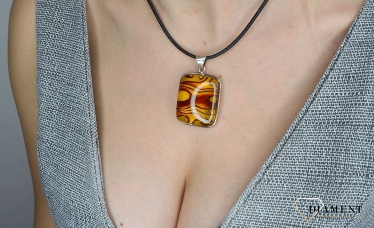 Zawieszka srebrna z bursztynem w prostokątnym kształcie DIA-ZAW-2492.jpg