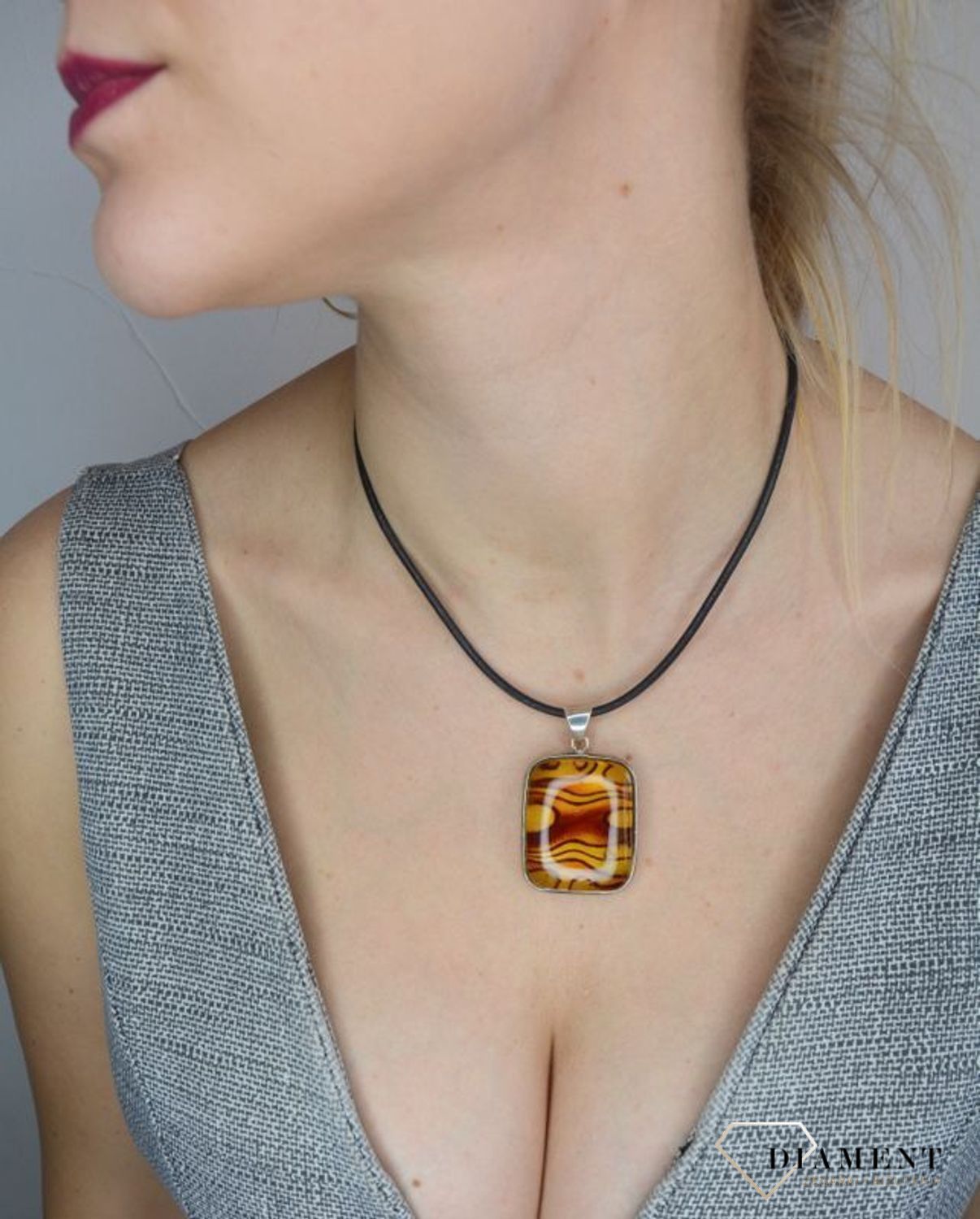 Zawieszka srebrna z bursztynem w prostokątnym kształcie DIA-ZAW-2492.jpg