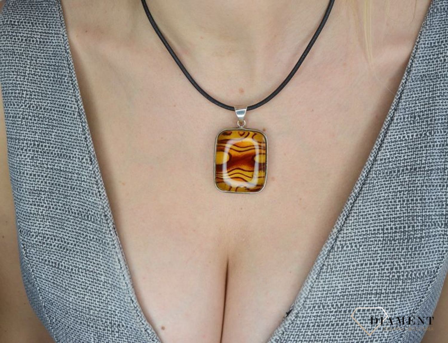 Zawieszka srebrna z bursztynem w prostokątnym kształcie DIA-ZAW-2492.jpg