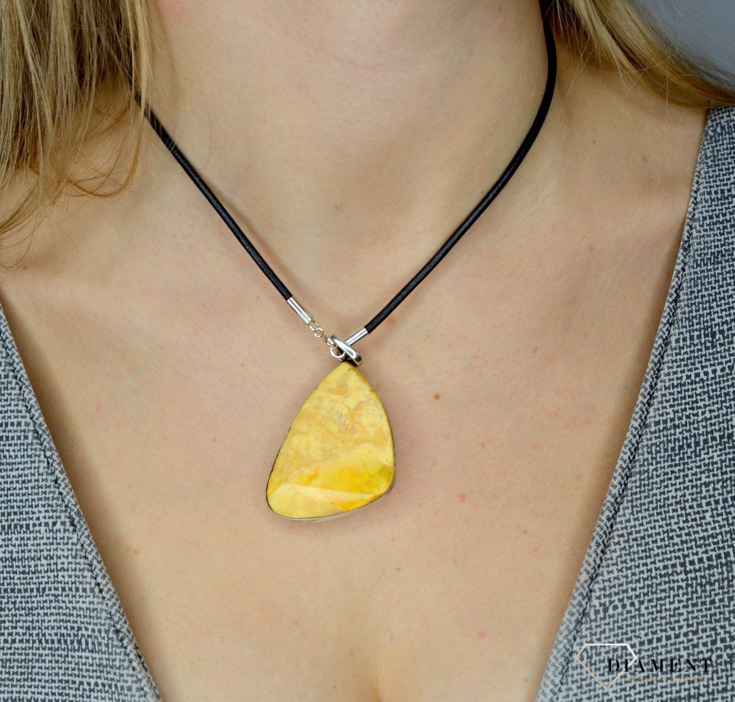 Zawieszka srebrna z mlecznym bursztynem DIA-ZAW-2493.jpg