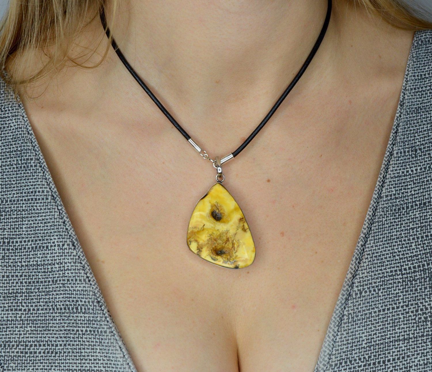 Zawieszka srebrna z mlecznym bursztynem DIA-ZAW-2493.jpg