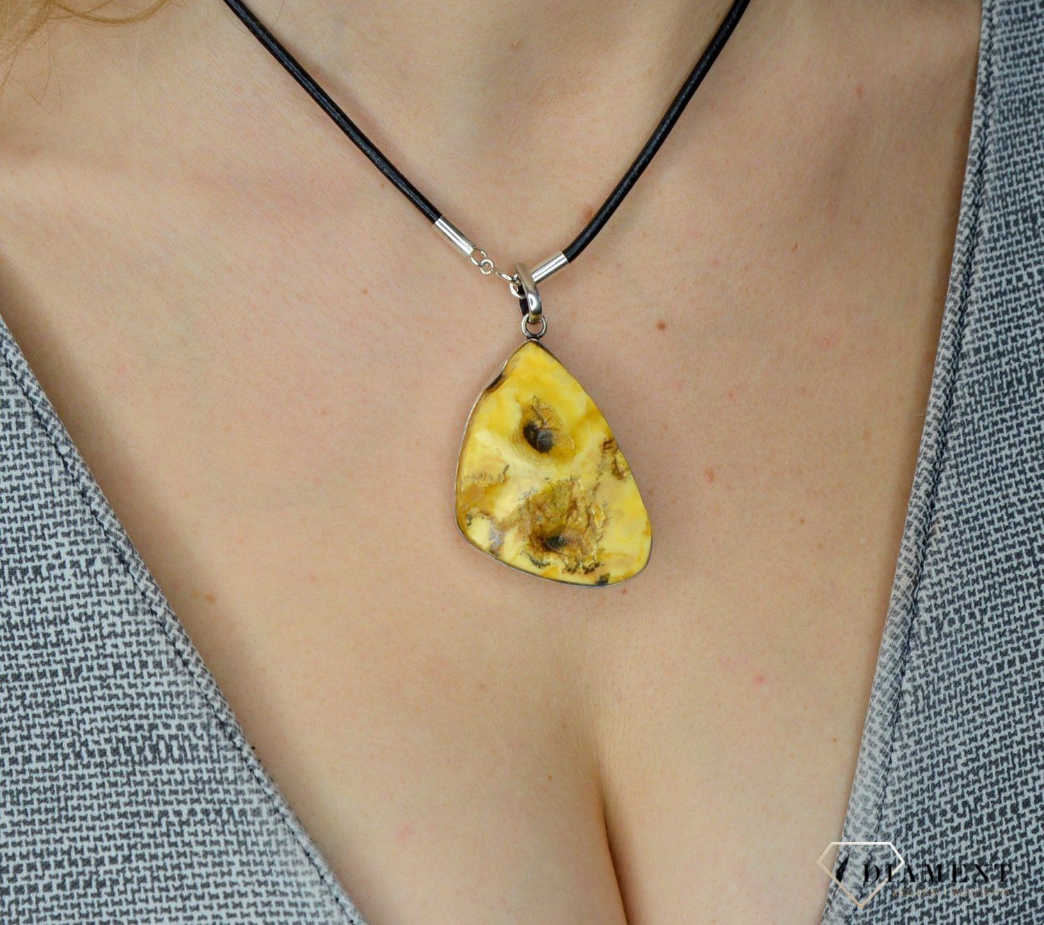 Zawieszka srebrna z mlecznym bursztynem DIA-ZAW-2493.jpg