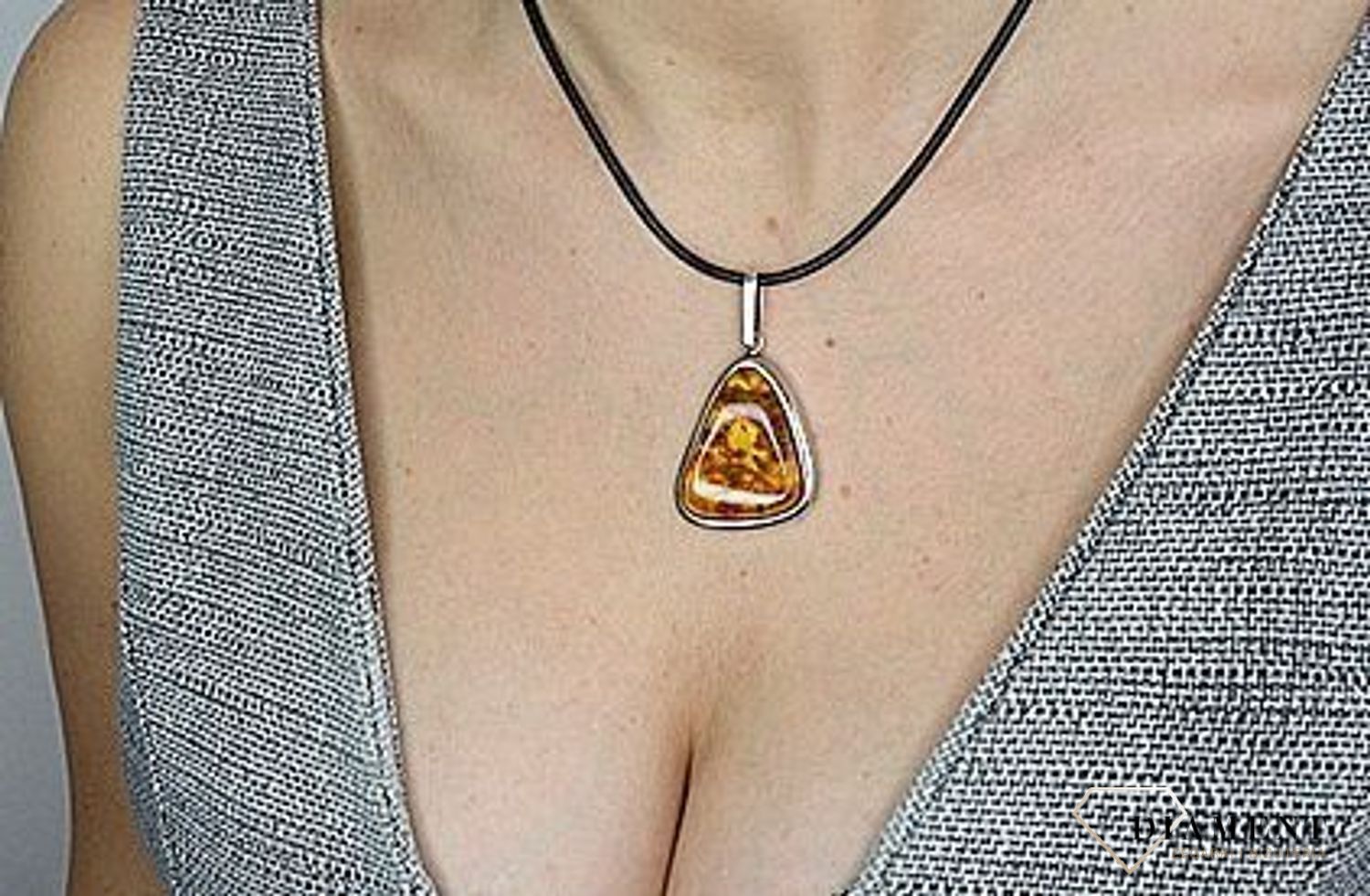 Zawieszka srebrna z bursztynem w trójkątnym kształcie DIA-ZAW-2495.jpg