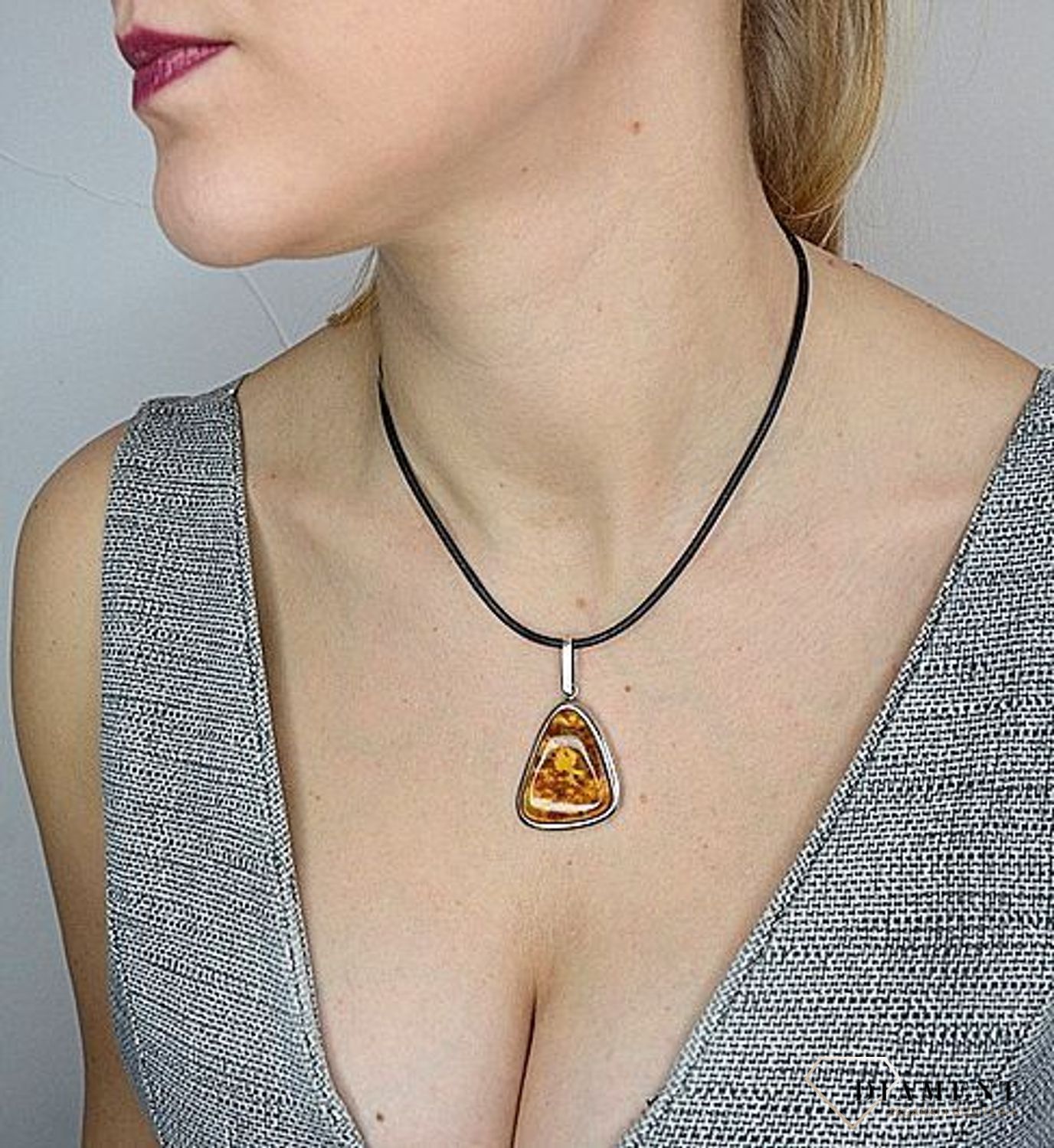 Zawieszka srebrna z bursztynem w trójkątnym kształcie DIA-ZAW-2495.jpg