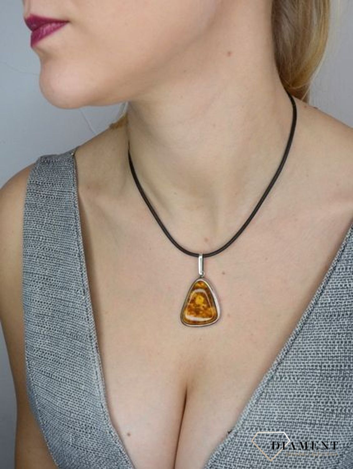 Zawieszka srebrna z bursztynem w trójkątnym kształcie DIA-ZAW-2495.jpg