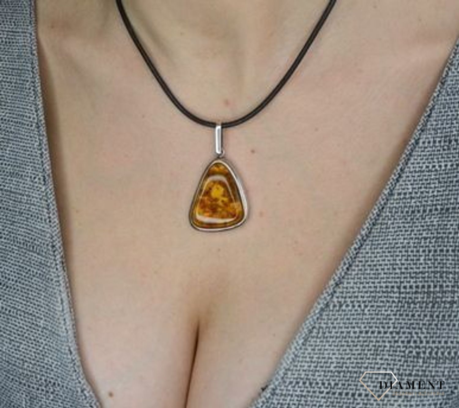 Zawieszka srebrna z bursztynem w trójkątnym kształcie DIA-ZAW-2495.jpg