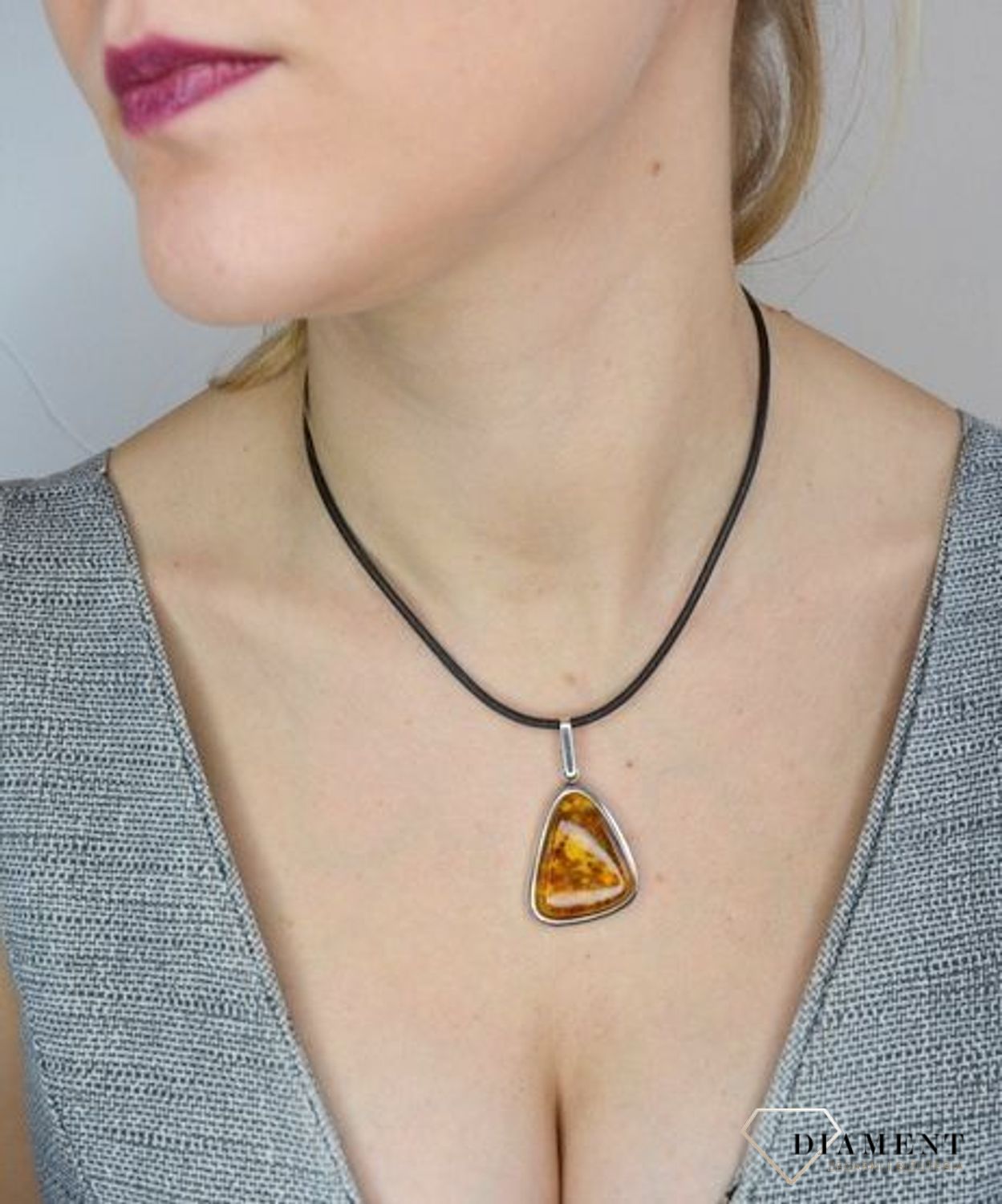 Zawieszka srebrna z bursztynem w trójkątnym kształcie DIA-ZAW-2495.jpg