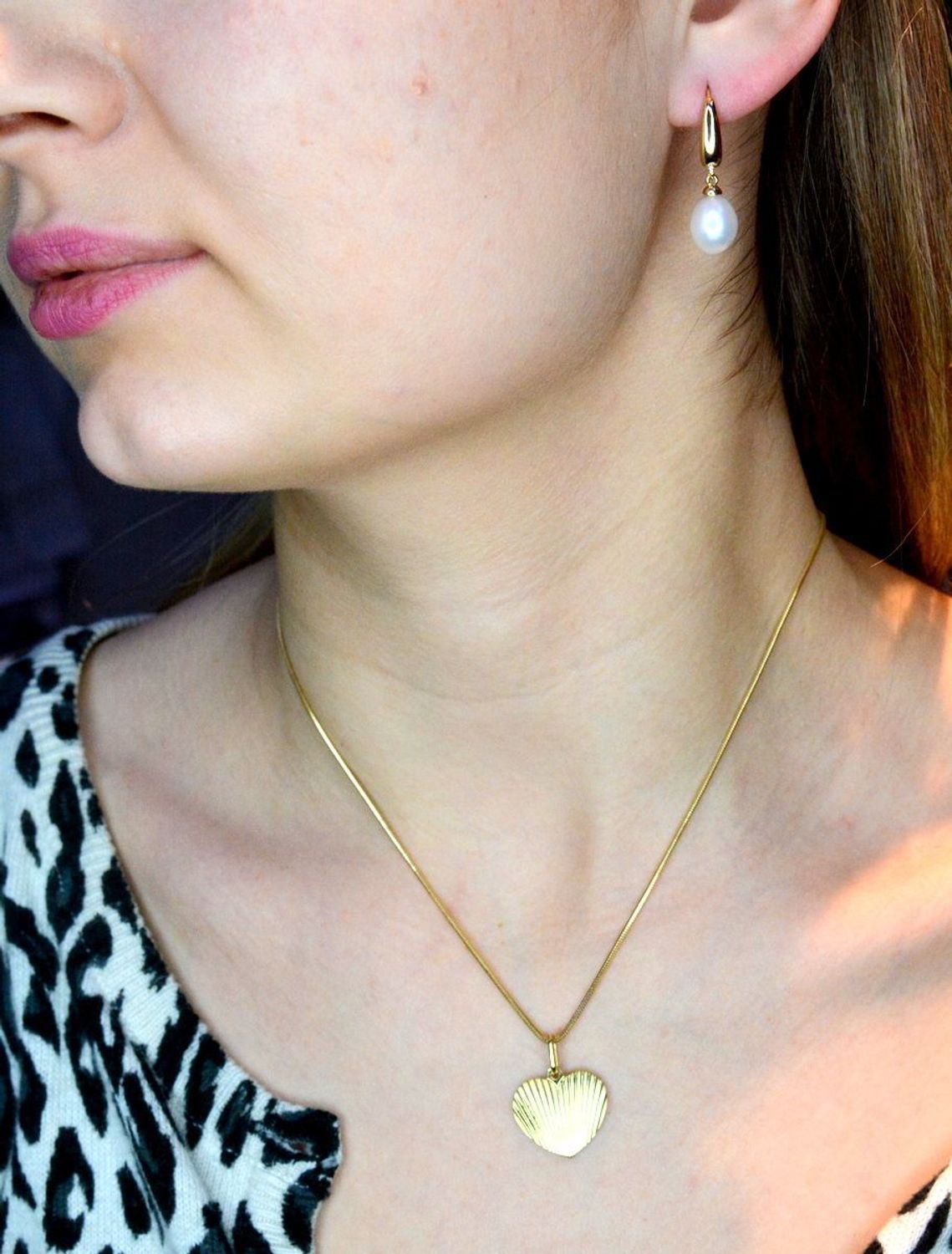 Złota zawieszka 585 grawerowane serce DIA-ZAW-2540-585. . Złoto jest cenionym materiałem wśród jubilerów. Zawieszkę można zestawić z inną biżuterią dostępną w naszej ofercie i stworzyć modne sety. Zawieszka to idealny po.jpg